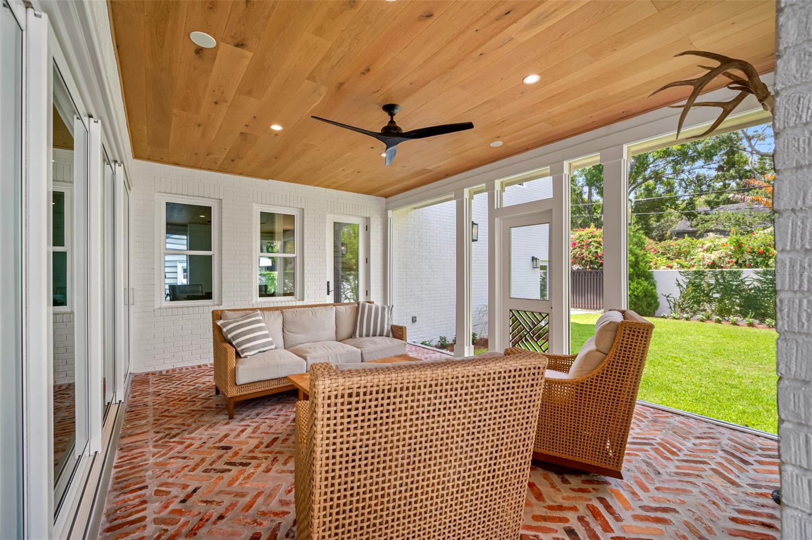 NEW SUBURB BEAUTIFUL - Residential