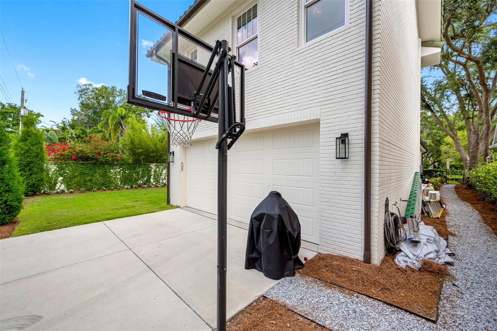 NEW SUBURB BEAUTIFUL - Residential