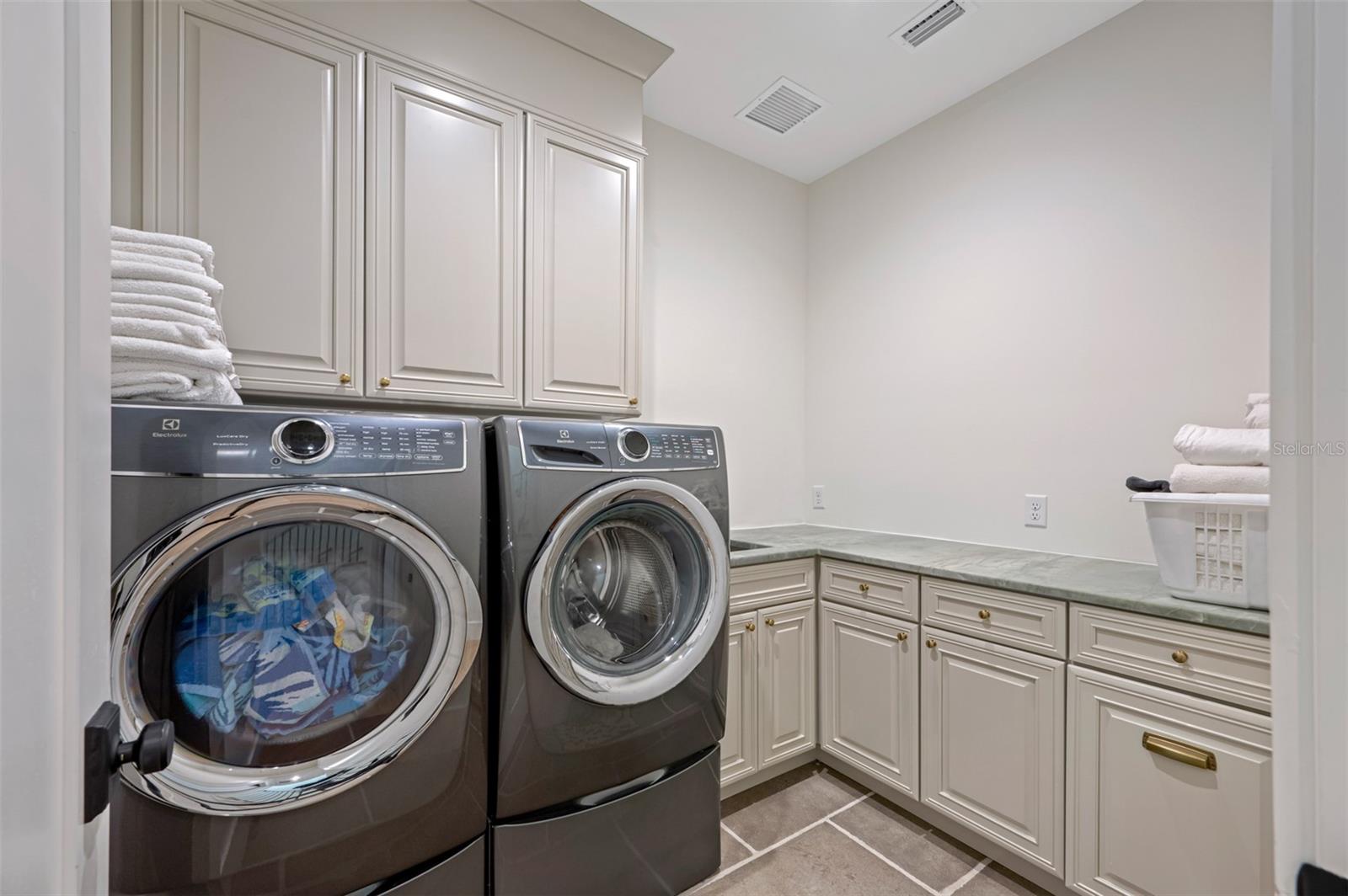 NEW SUBURB BEAUTIFUL - Residential