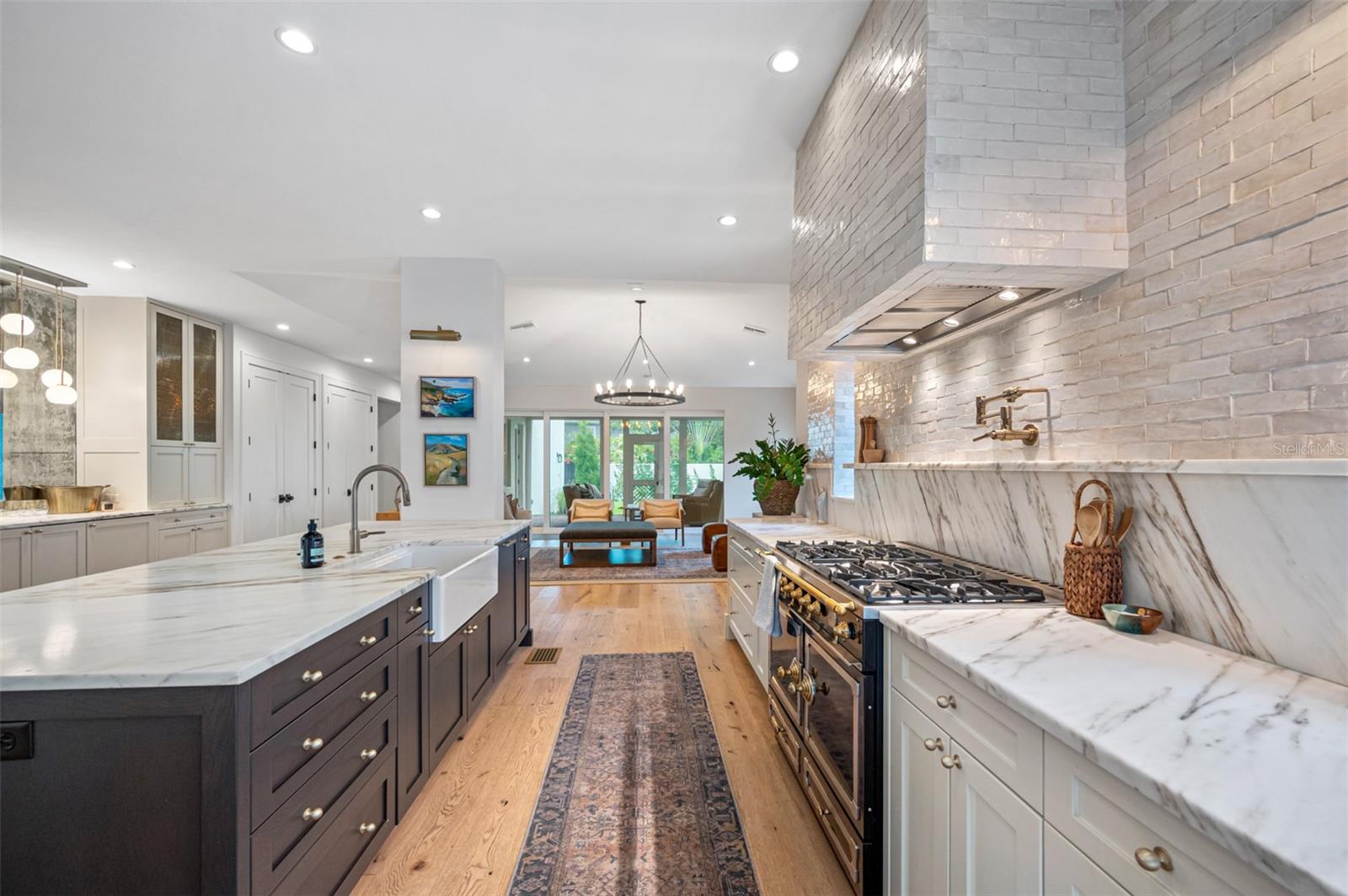 NEW SUBURB BEAUTIFUL - Residential