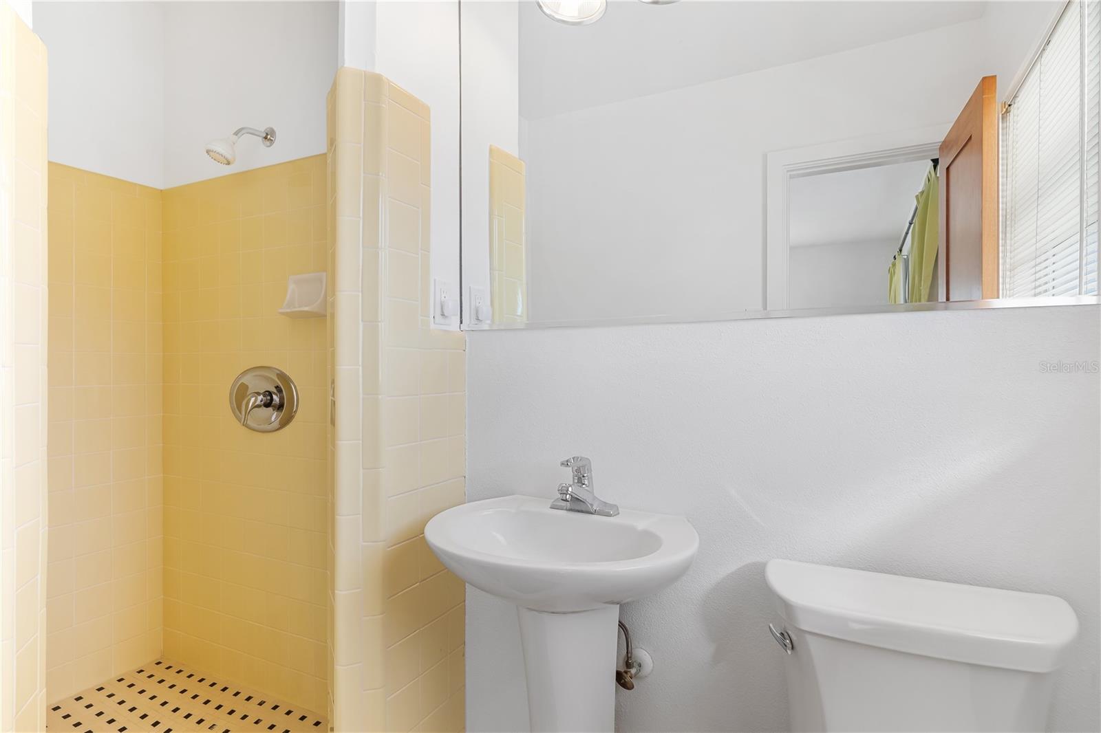 GOLDEN BEACH - Residential