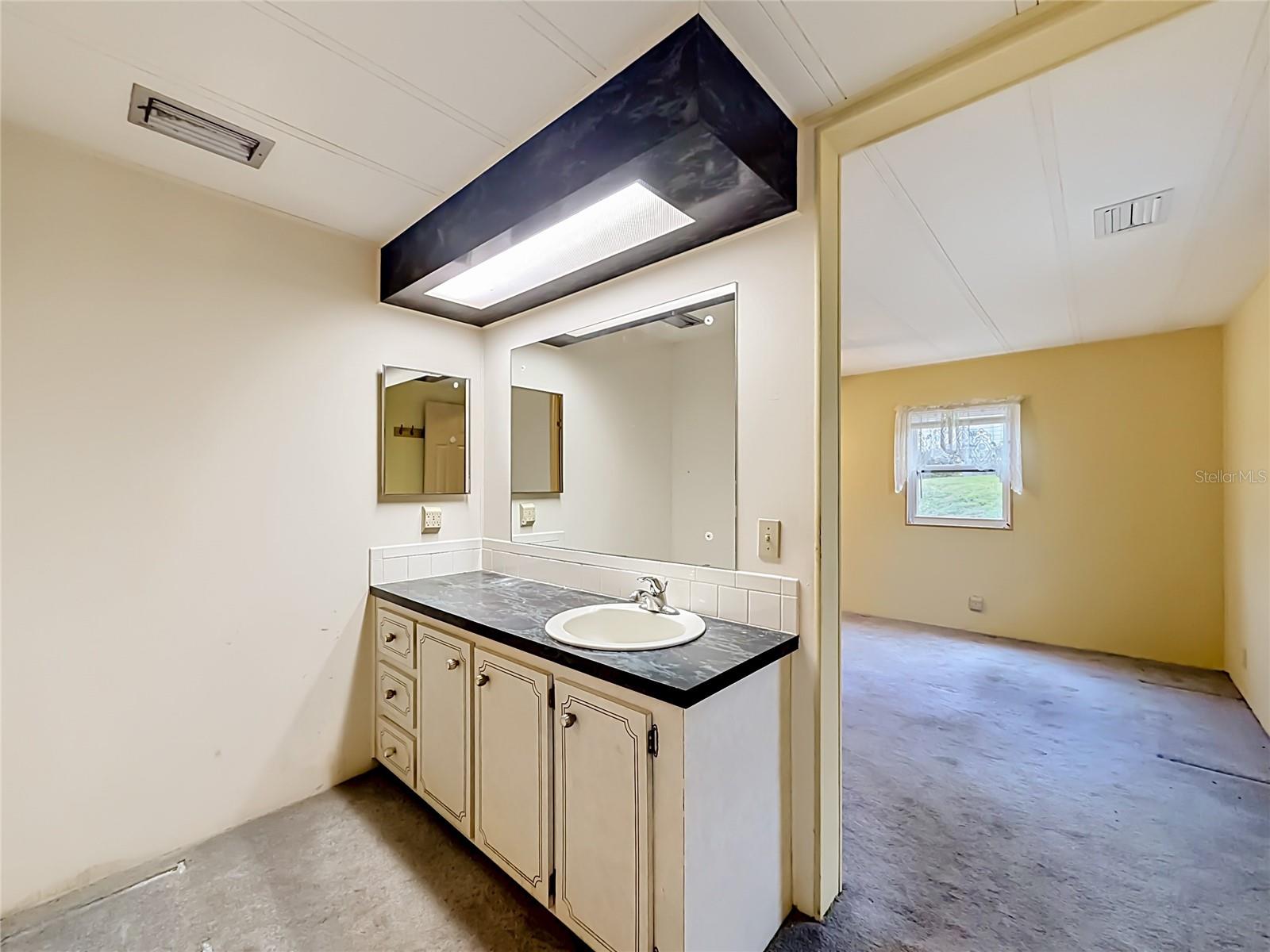 OAK GROVE VILLAGE CONDO CB 4/106 UNIT 14 - Residential
