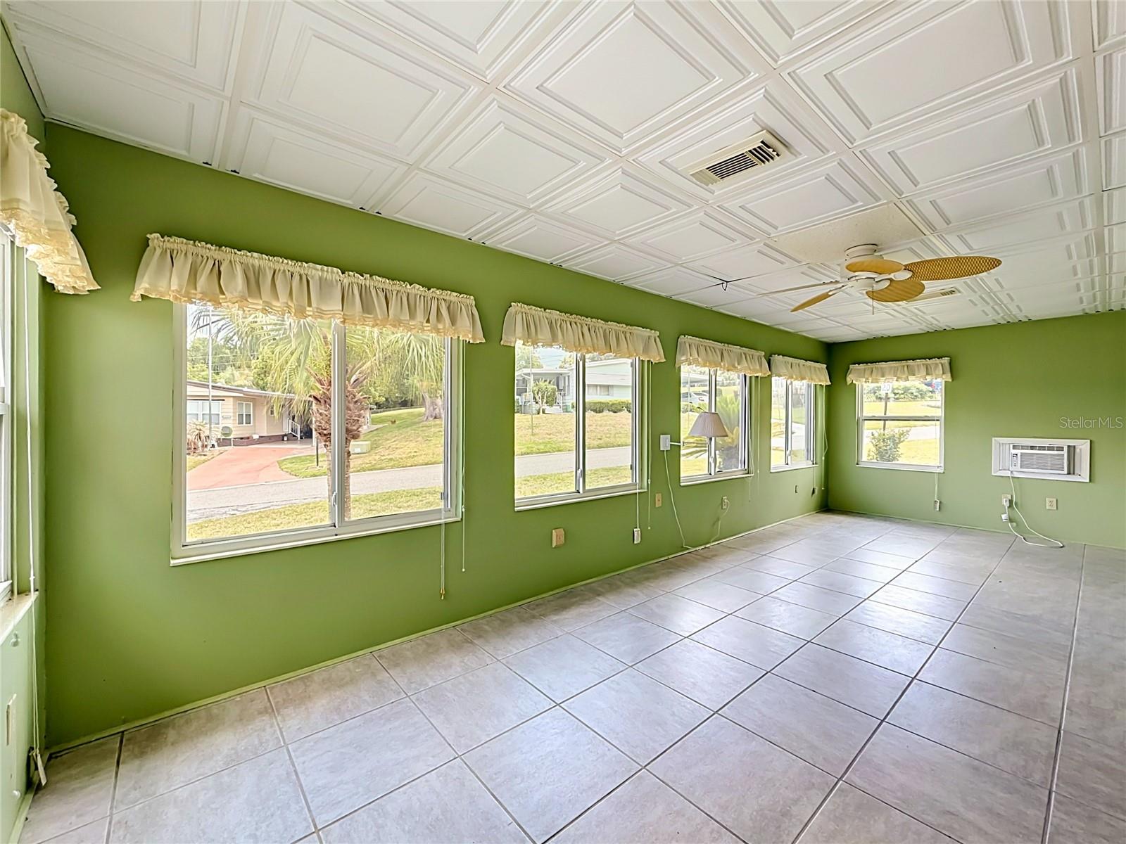 OAK GROVE VILLAGE CONDO CB 4/106 UNIT 14 - Residential