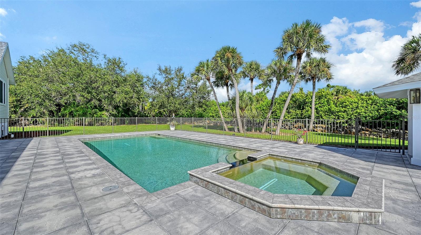HERITAGE OAKS AT SHAMROCK SHORES 1ST ADD - Residential
