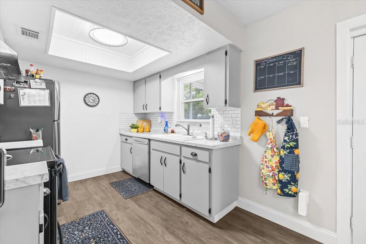 PRESIDENTIAL MANOR - Residential