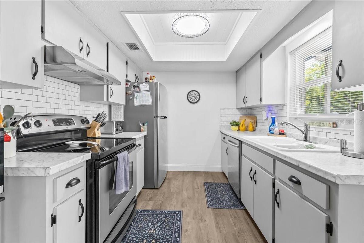 PRESIDENTIAL MANOR - Residential