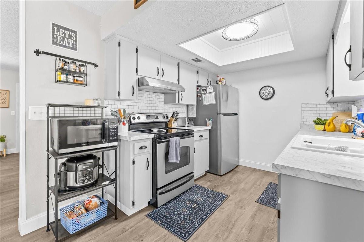 PRESIDENTIAL MANOR - Residential