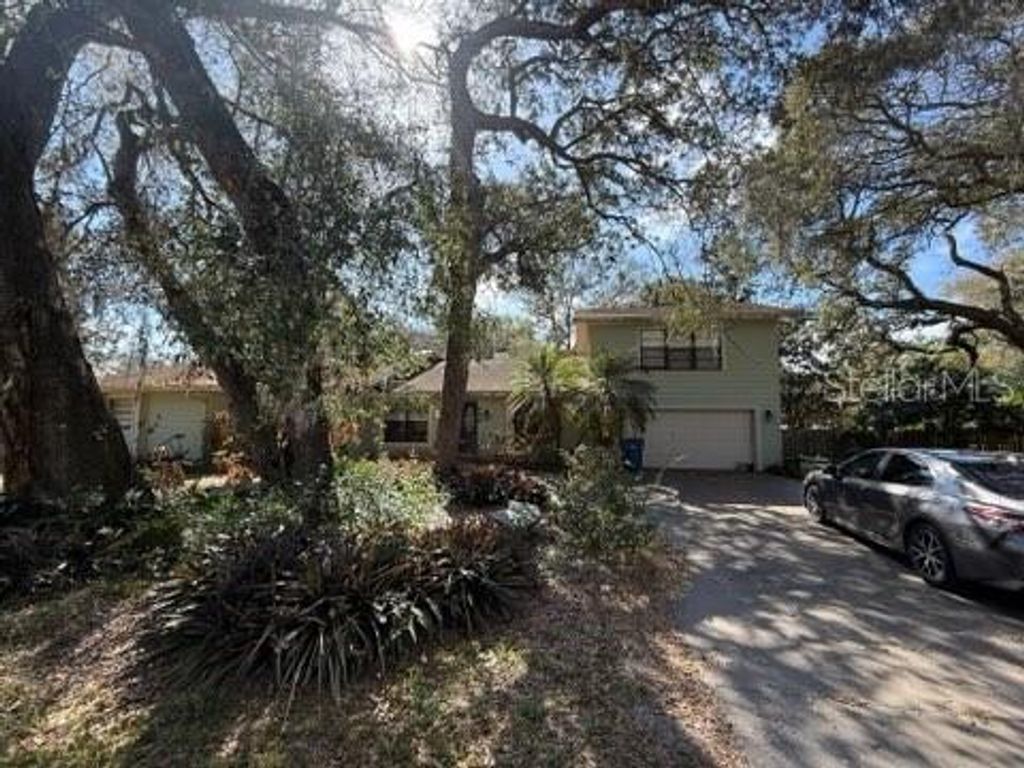 Photo of 684 Stratford Drive, Deland, FL 32724 (MLS # O6402825)