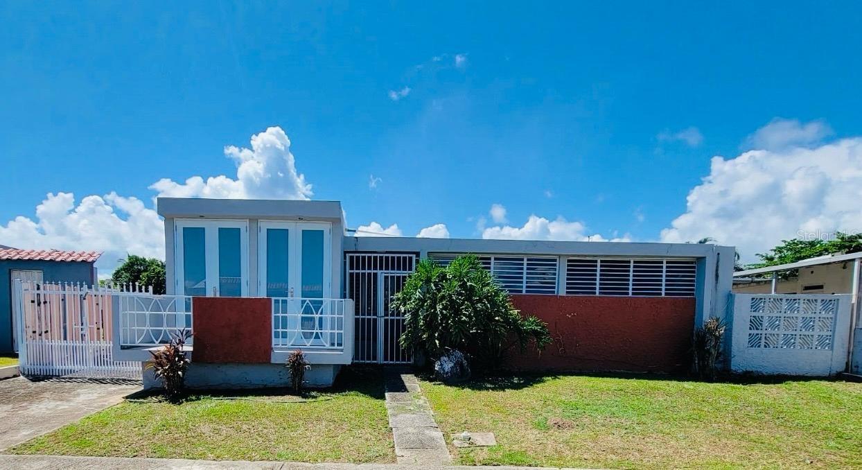 Your home in Villa Palmira, Humacao, Puerto Rico. The location of your dreams awaits you with beach access!
- Features 3 bedrooms, 2 bathrooms
- Gated community with 24/7 security
- Exclusive access to the secluded beach
- Prime location near essential amenities
Welcome to this charming home for either moving in or renovating, located in the coveted gated community of Villa Palmira in Humacao. This property boasts an excellent location, offering tranquility and convenience all in one. With three bedrooms and two full bathrooms, this home is perfect for families or investors looking to create their ideal living space.
Community features:
Enjoy the peace that comes with 24/7 security.
Take a stroll to the community's secluded beach for a serene seaside experience.
Take advantage of the well-maintained common areas of the community and the lush landscape.
Property highlights:
• Spacious living areas with potential for customization and modernization.
• A large kitchen ready for your creativity
• Comfortable rooms with plenty of natural light.
• An outdoor space perfect for a garden, patio, or recreational area.
Location benefits:
• Conveniently located near shopping centers, restaurants, and schools.
• Easy access to major highways for commuting.
• Proximity to recreational activities, such as golf courses and hiking trails.
Don't miss the opportunity to transform this property into the home of your dreams or an attractive investment. The beautiful setting of Villa Palmira and the potential of this house make it a fantastic option for anyone looking to enjoy the best of local living. Contact us today to schedule a visit and start imagining your future.
