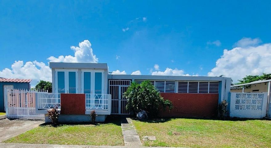 Your home in Villa Palmira, Humacao, Puerto Rico.  The location of your dreams awaits you with beach access! 
- Features 3 bedrooms, 2 bathrooms 
- Gated community with 24/7 security 
- Exclusive access to the secluded beach 
- Prime location near essential amenities 
Welcome to this charming home for either moving in or renovating, located in the coveted gated community of Villa Palmira in Humacao. This property boasts an excellent location, offering tranquility and convenience all in one. With three bedrooms and two full bathrooms, this home is perfect for families or investors looking to create their ideal living space. 
Community features:
Enjoy the peace that comes with 24/7 security.
Take a stroll to the community's secluded beach for a serene seaside experience. 

Take advantage of the well-maintained common areas of the community and the lush landscape.  
Property highlights: 
• Spacious living areas with potential for customization and modernization.
• A large kitchen ready for your creativity
• Comfortable rooms with plenty of natural light.
• An outdoor space perfect for a garden, patio, or recreational area. 
Location benefits:
• Conveniently located near shopping centers, restaurants, and schools.
• Easy access to major highways for commuting.
• Proximity to recreational activities, such as golf courses and hiking trails. 
Don't miss the opportunity to transform this property into the home of your dreams or an attractive investment. The beautiful setting of Villa Palmira and the potential of this house make it a fantastic option for anyone looking to enjoy the best of local living. Contact us today to schedule a visit and start imagining your future.