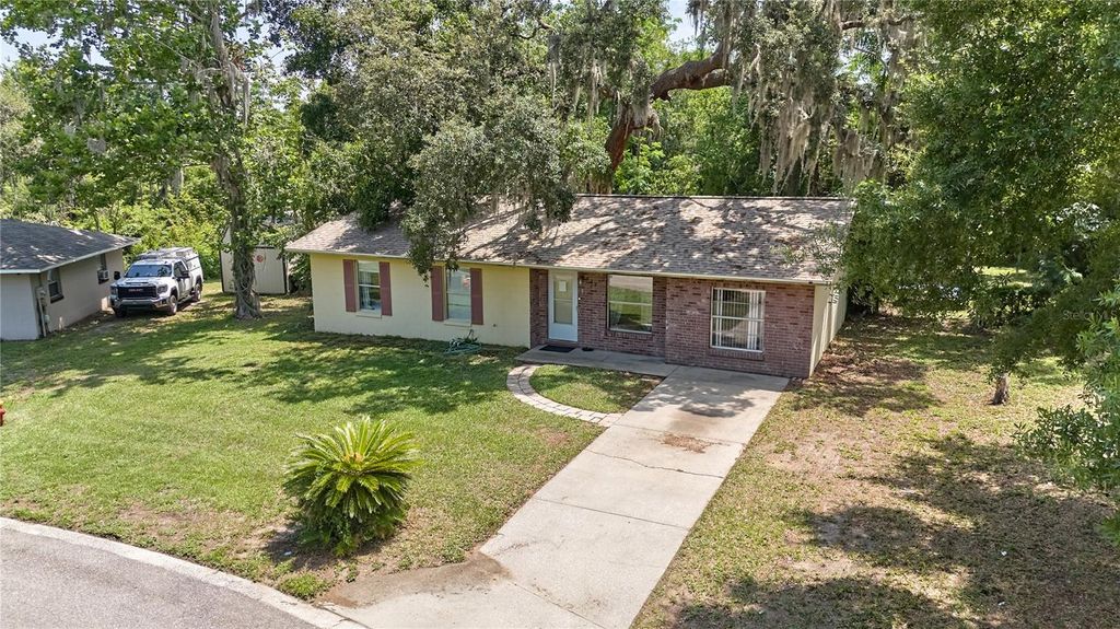 Photo of 881 Cedar Circle, Tavares, FL 32778 (MLS # O6315342)