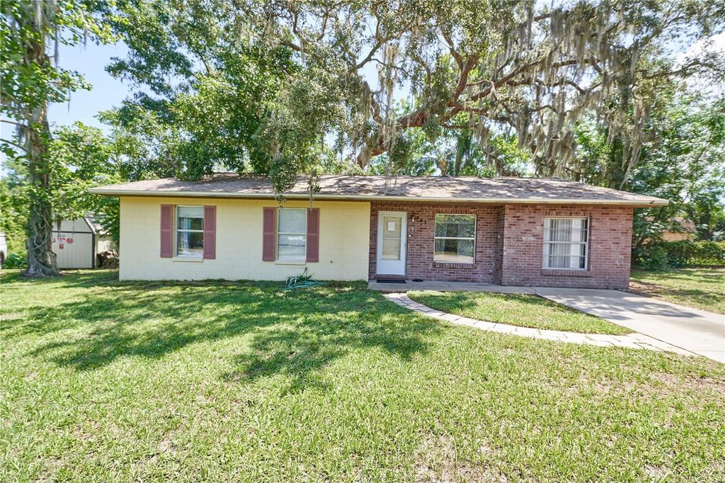 Photo of 881 Cedar Circle, Tavares, FL 32778 (MLS # O6315342)