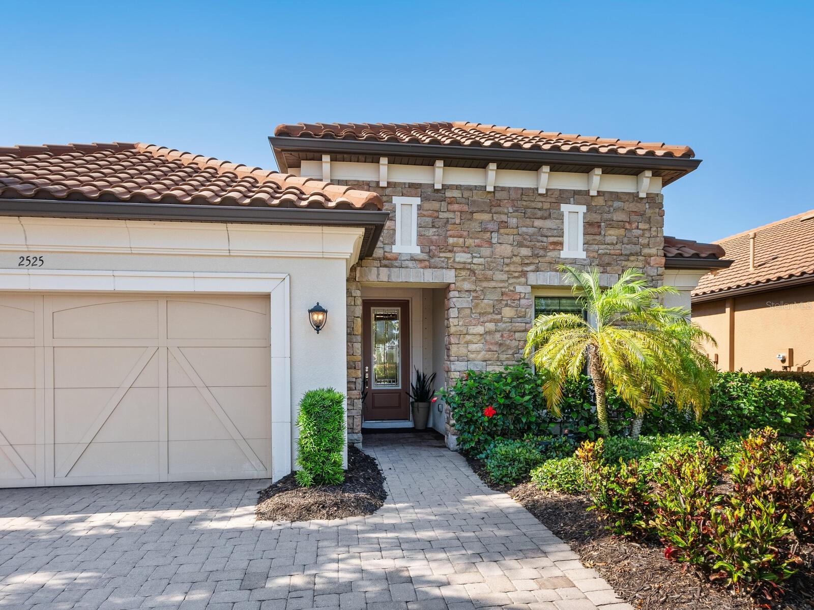2525 VACCARO DRIVE