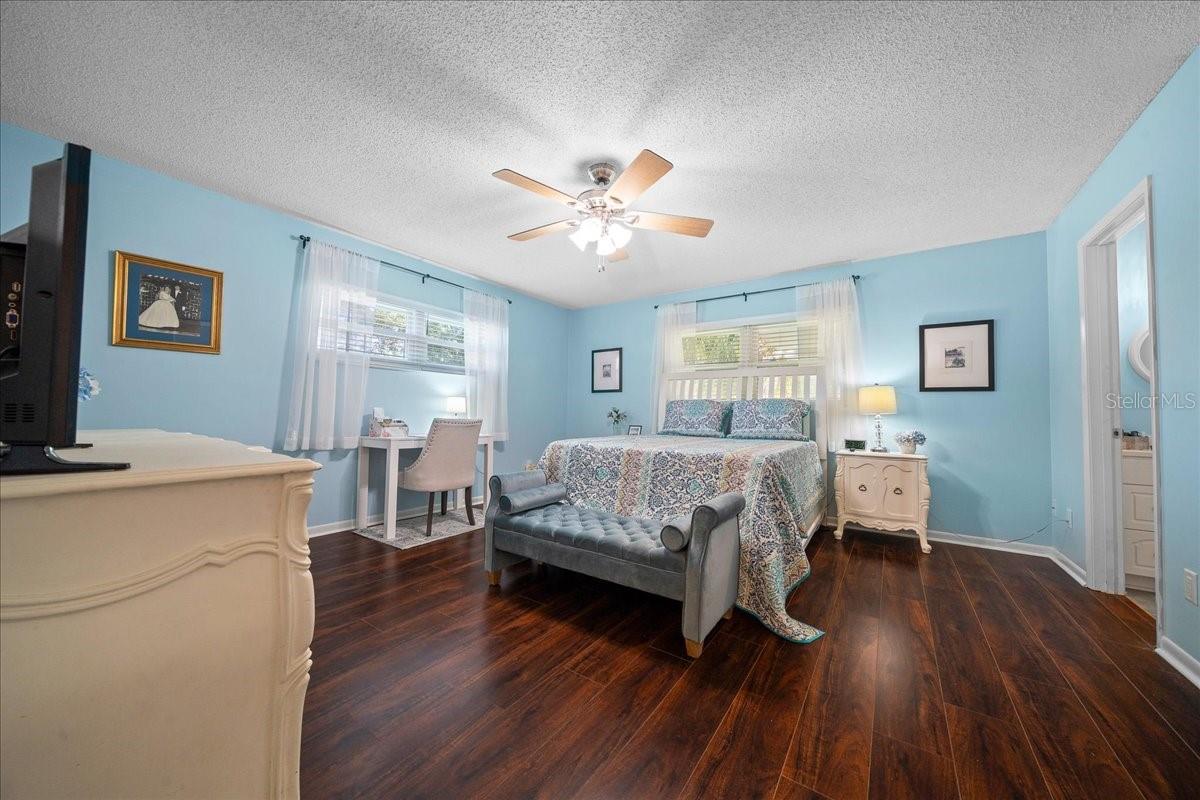 CIRCLE SQUARE WOODS - Residential