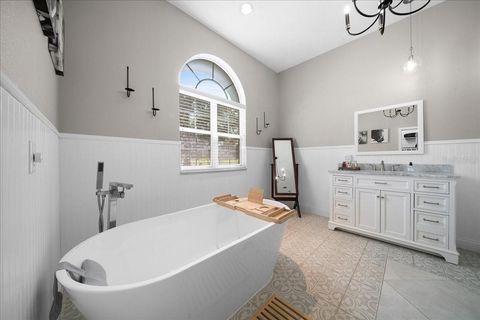 Tiny photo for 2411 SE 27th Street, Ocala, FL 34471 (MLS # OM722924)