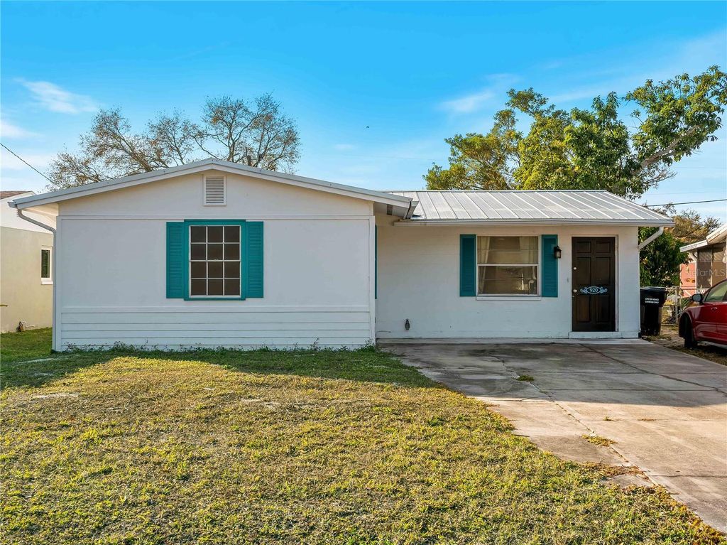 Photo of 920 Myrtle Avenue, Venice, FL 34285 (MLS # C7520680)