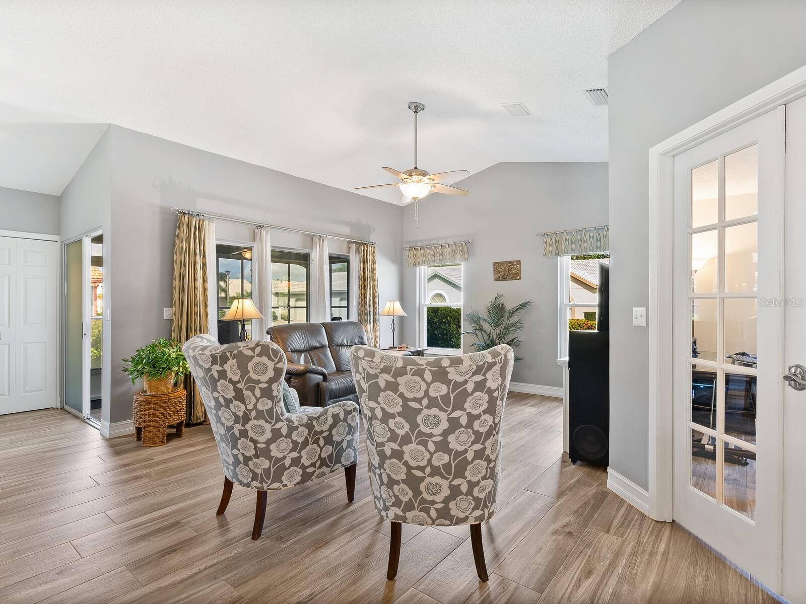 Casas a venda 3 - Jen Dantas 4124 ROSAS AVENUE 3081