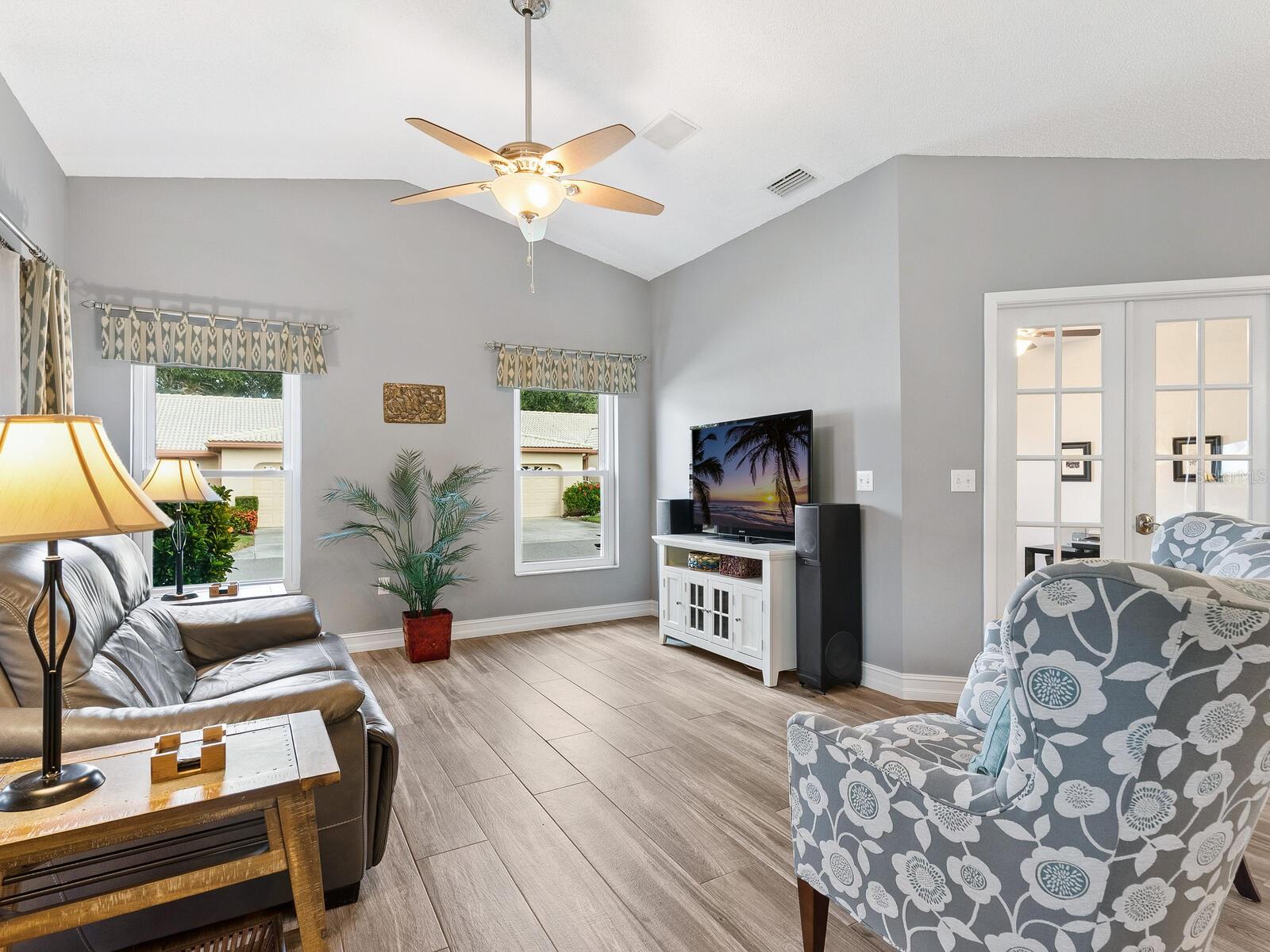 Casas a venda 4 - Jen Dantas 4124 ROSAS AVENUE 3081