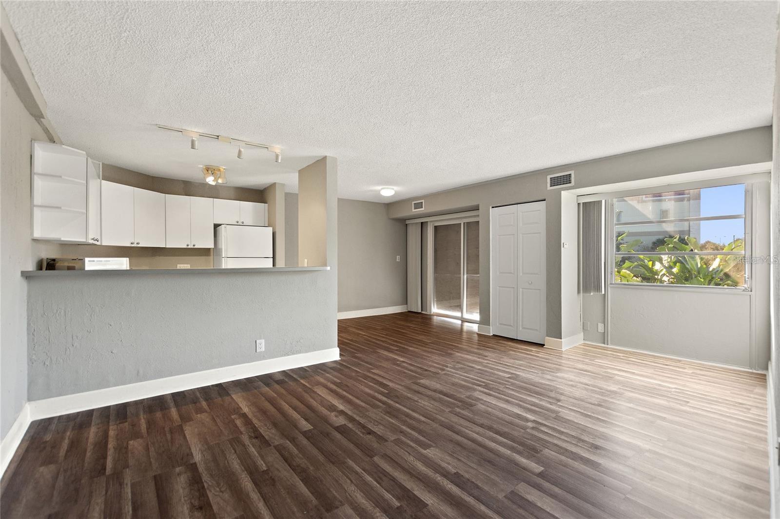 WAVE THE CONDO - Residential