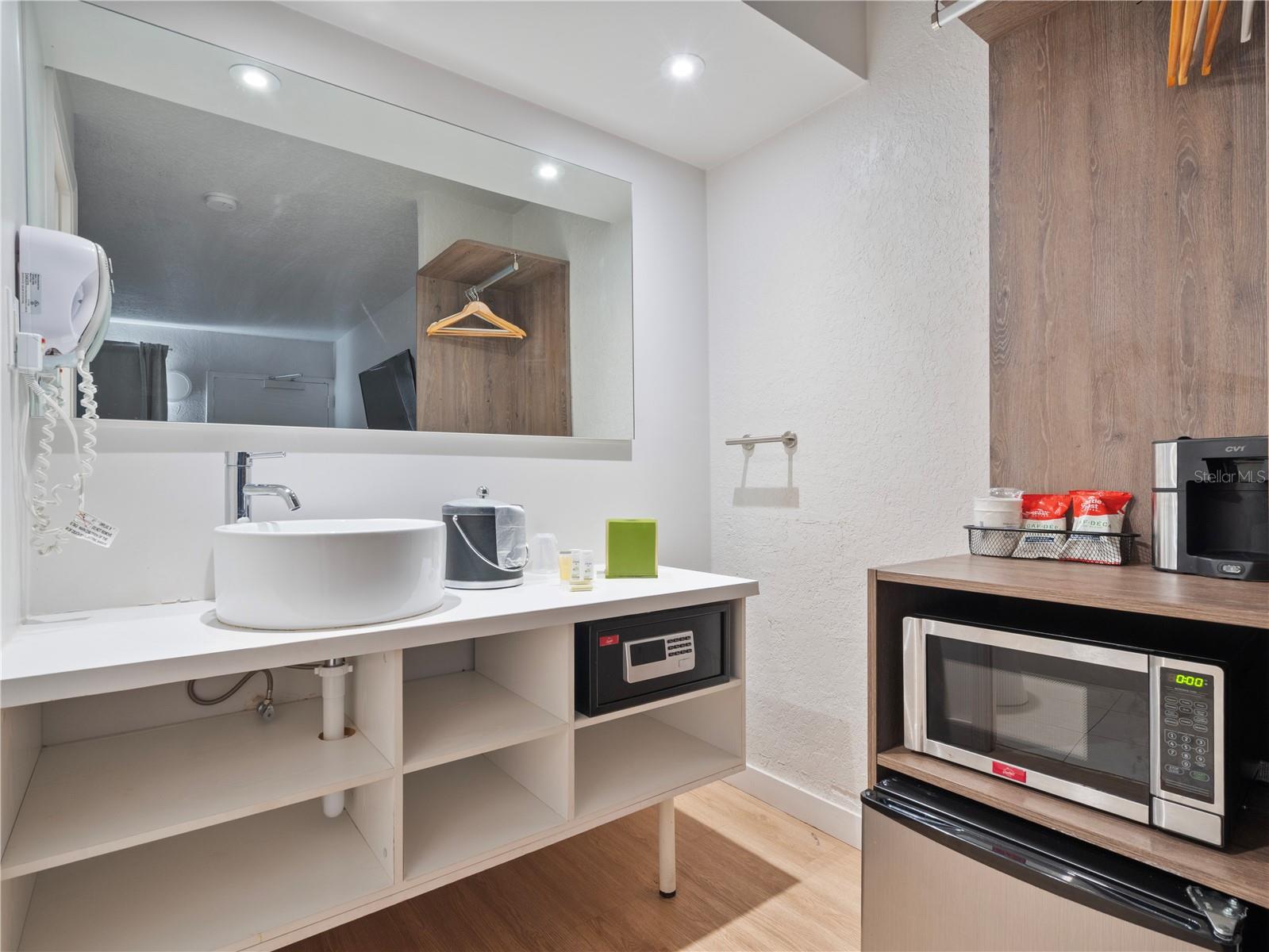 GREENPOINT ESSENTIAL HOTEL CONDO - Residential