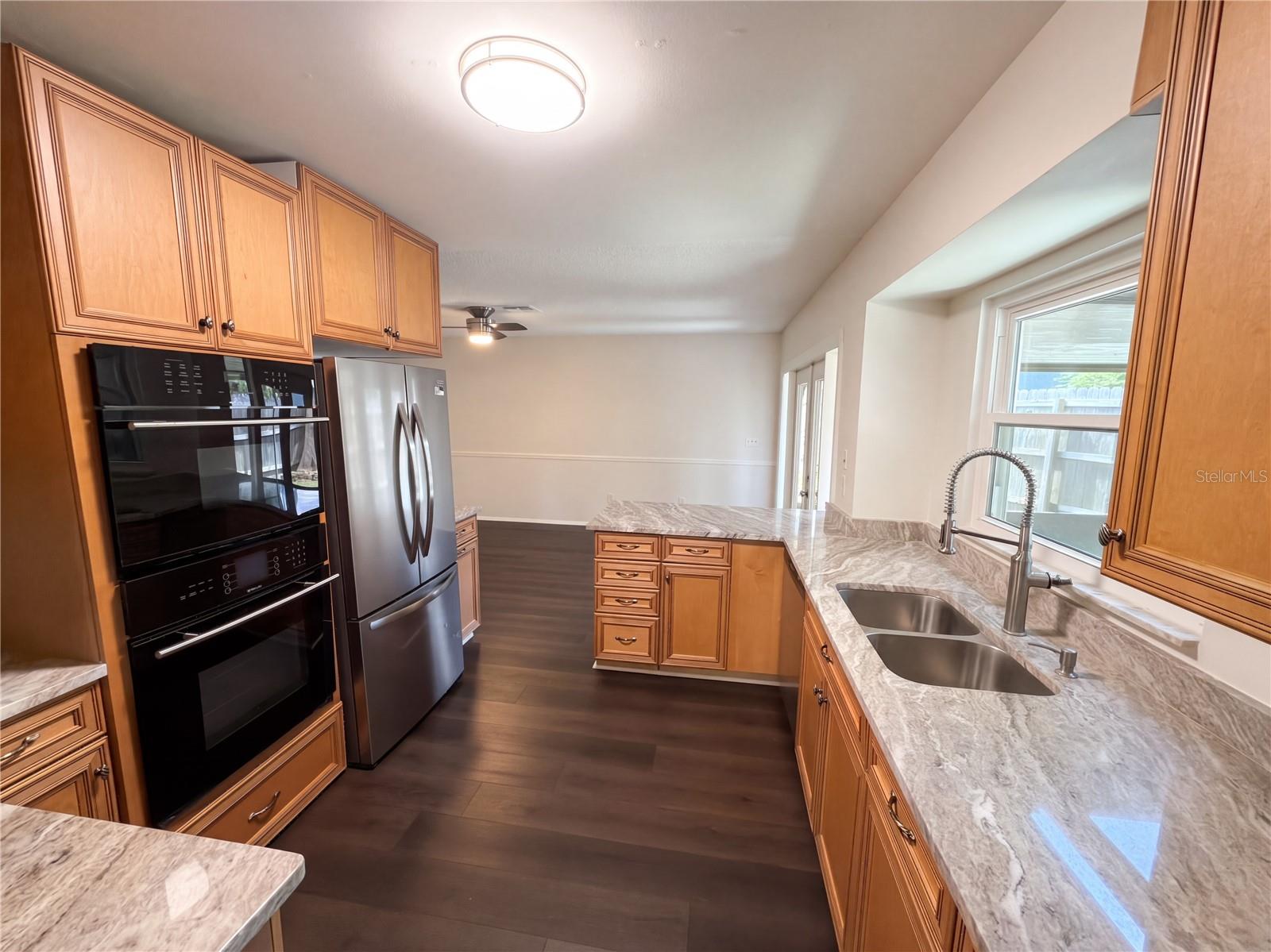 733 LAKEVIEW DRIVE