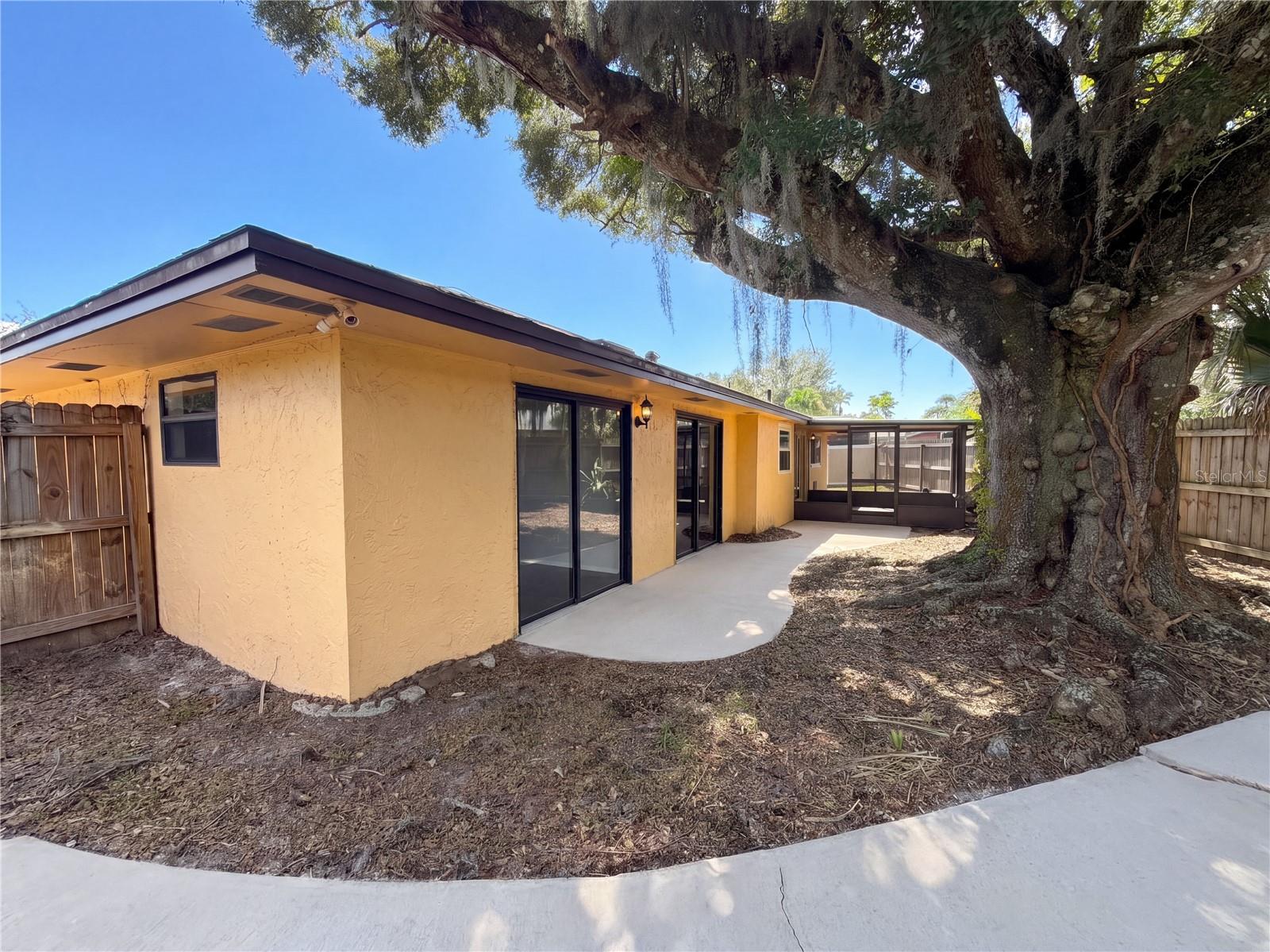 733 LAKEVIEW DRIVE