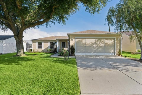 Tiny photo for 2018 Castano Place, Lady Lake, FL 32159 (MLS # G5116434)