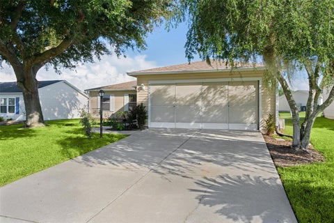 Tiny photo for 2018 Castano Place, Lady Lake, FL 32159 (MLS # G5116434)