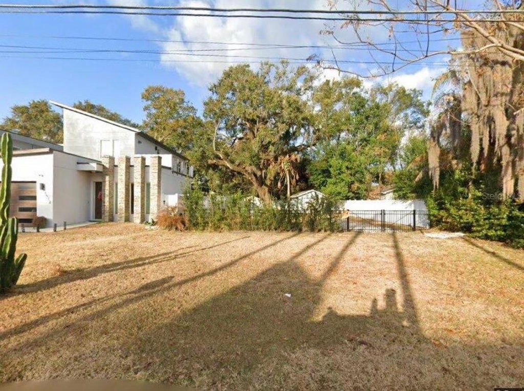 Photo of 1510 Cloverlawn Avenue, Orlando, FL 32806 (MLS # O6448310)