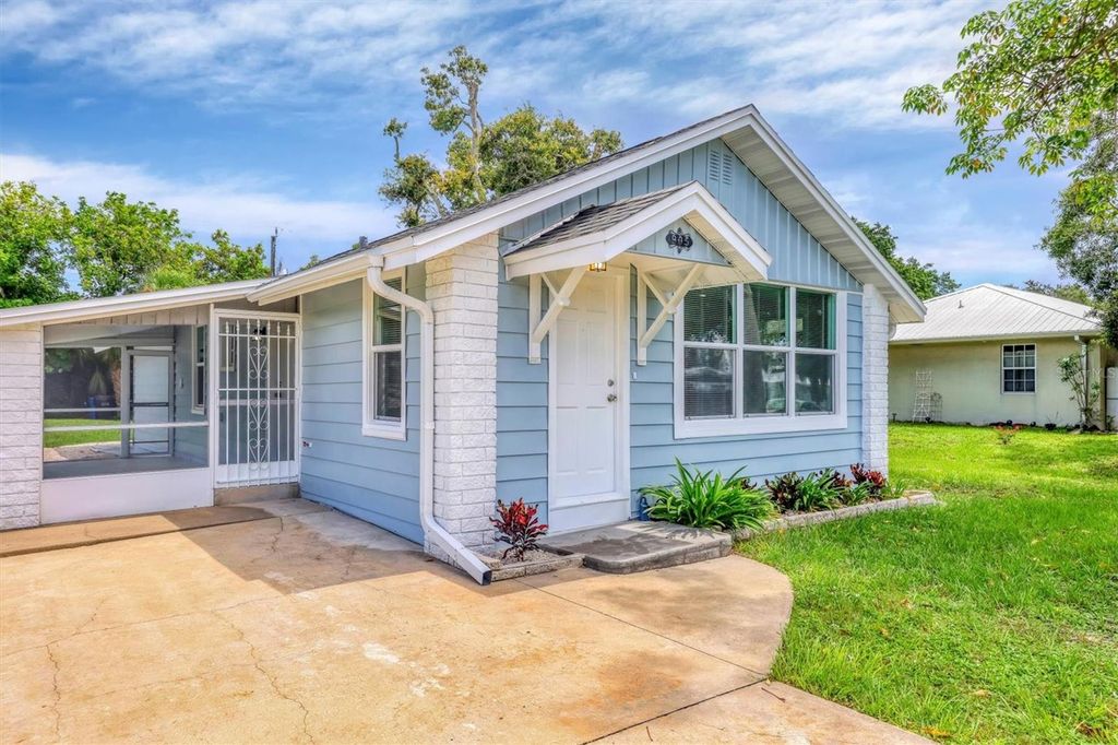 Photo of 905 Myrtle Avenue, Venice, FL 34285 (MLS # A4682485)