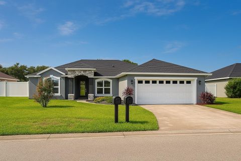 Photo of 7144 Remington Oaks Loop, Lakeland, FL 33810 (MLS # TB8393557)