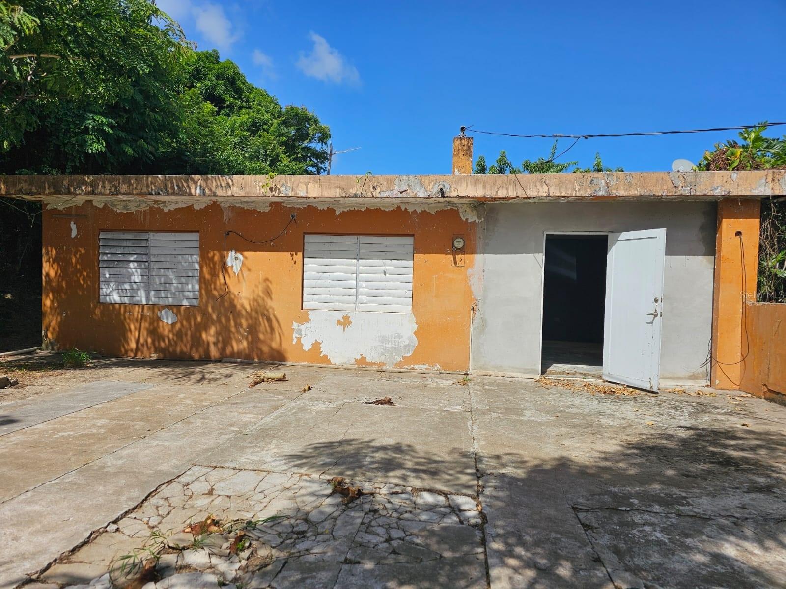 Transform this beautiful place into your dream home! Looking for a property with great potential? This structure is located on a 942 m² corner lot and offers you the opportunity to create a unique residence. Situated on a hillside in the Daguao neighborhood of Naguabo, with views of the Caribbean Sea, this property boasts a privileged location, excellent ventilation, and abundant natural light. The existing structure features 4 bedrooms, making it ideal for those who wish to restore, renovate, or redesign it to their liking. There’s plenty of space for gardens, terraces, or a personal oasis. Be inspired by the view, the space, and the possibilities! Sold “as is.” This isn’t just a property — it’s a chance to create something extraordinary.