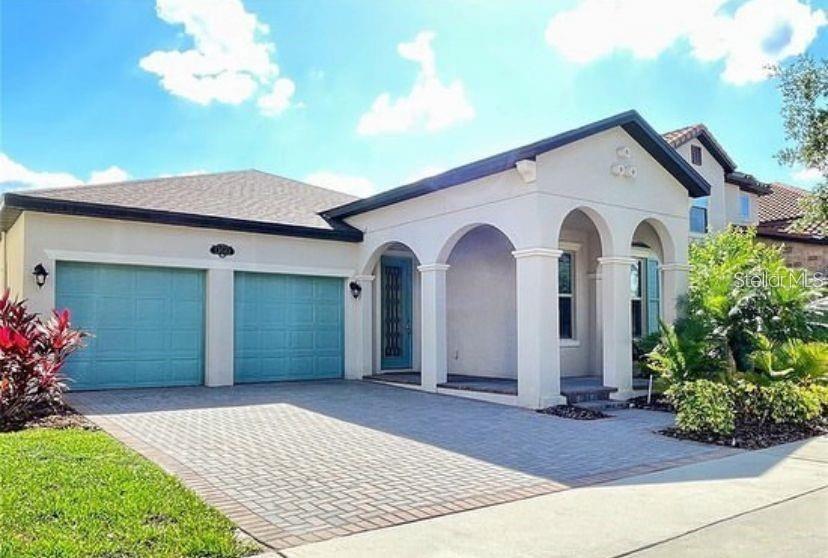 Lake View - Beautiful home with a private pool just minutes from Walt Disney World, available for rent.
Imagine living in a residence that combines comfort, elegance, and practicality in one of Windermere's most desirable areas. Right at the entrance, the well-maintained garden and inviting porch set the home's welcoming tone. There are 4 bedrooms and 3 full bathrooms, with an open-concept design that seamlessly integrates the living room, kitchen, and family room. The kitchen is a true highlight: gourmet style, equipped with all appliances, custom cabinetry, quartz countertops, a double oven, and a spacious pantry—ideal for those who love cooking and entertaining.
The living room has sliding doors that open to the outdoor space, where a gourmet area with a summer kitchen and private pool is currently being completed and will be ready within a month. An invitation to unforgettable moments outdoors. The master suite is spacious and cozy, with vinyl flooring, a generous walk-in closet, and a full bathroom with double vanity. The remaining rooms also feature vinyl flooring, ensuring comfort and easy maintenance throughout the house. The garage comfortably accommodates two cars. Located in the Windermere Isle community, the house is surrounded by nature, tranquility, and convenience. The community offers a swimming pool, chalet, playground, sidewalks for walking, and is close to excellent schools, supermarkets, restaurants, and, of course, all the magic of Disney parks. If you're looking for quality of life, a prime location, and a perfect home for your family, this is the ideal opportunity. Schedule your visit and come be enchanted!
