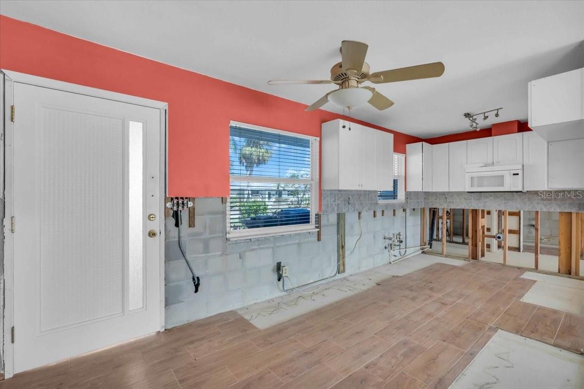 833 WHITE CAP CIRCLE 8