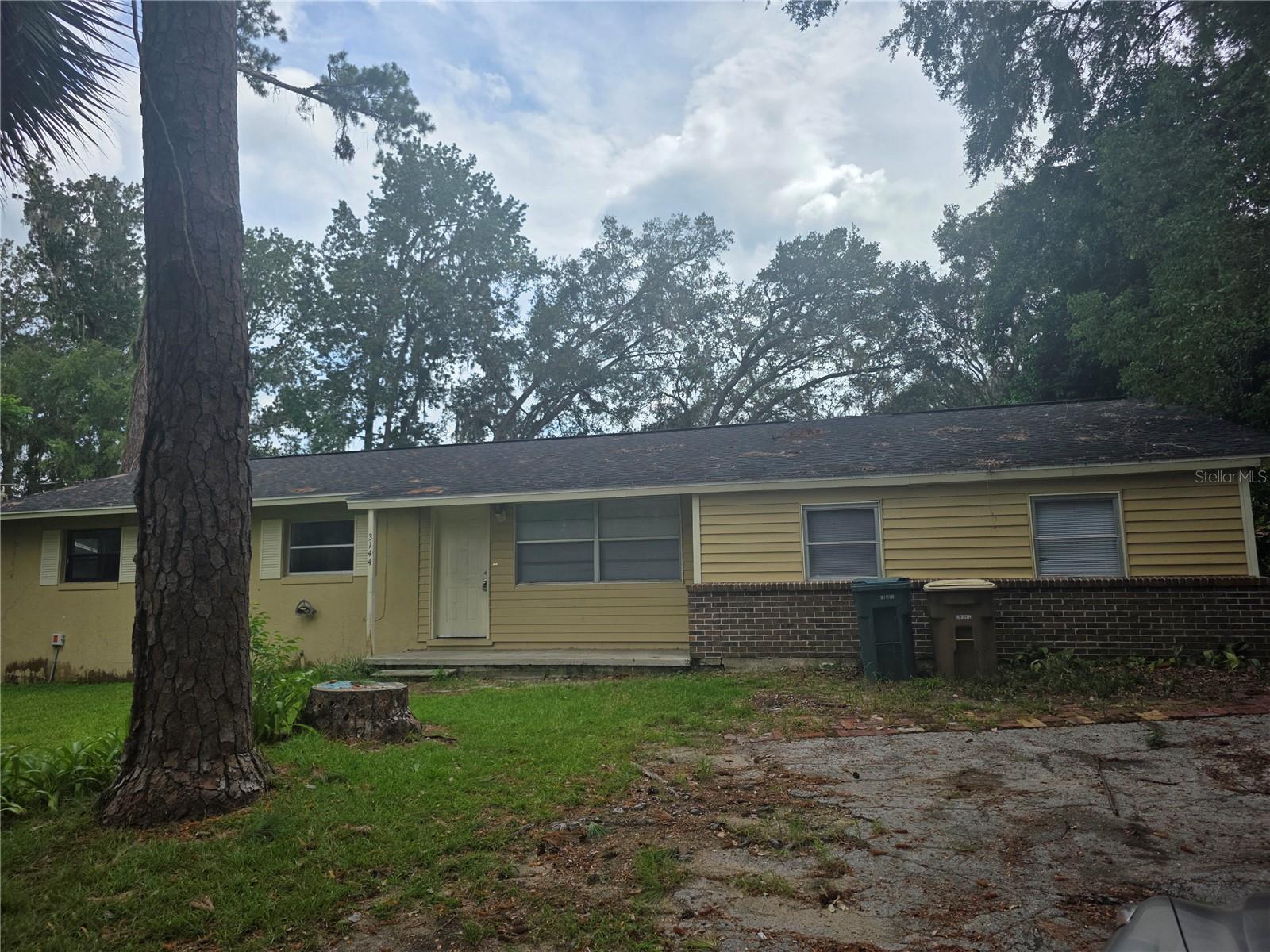 Super location in a SE neighborhood close to town. Large family room with fireplace, extra living space, and plenty of room. Please complete an application after viewing the property with a Real Estate Agent. Applications must include proof of income, valid photo ID and application fee. A credit and background check will be performed on all completed applications. All properties are rented in as-is condition.