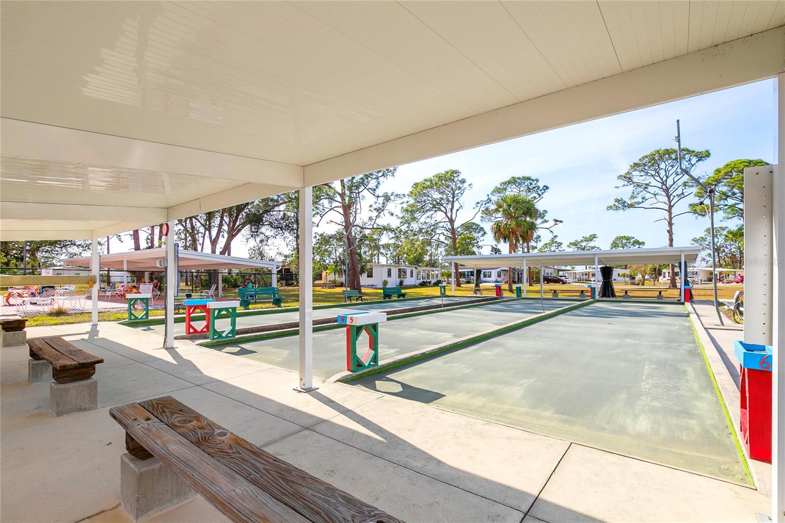 HOLIDAY PARK - Land