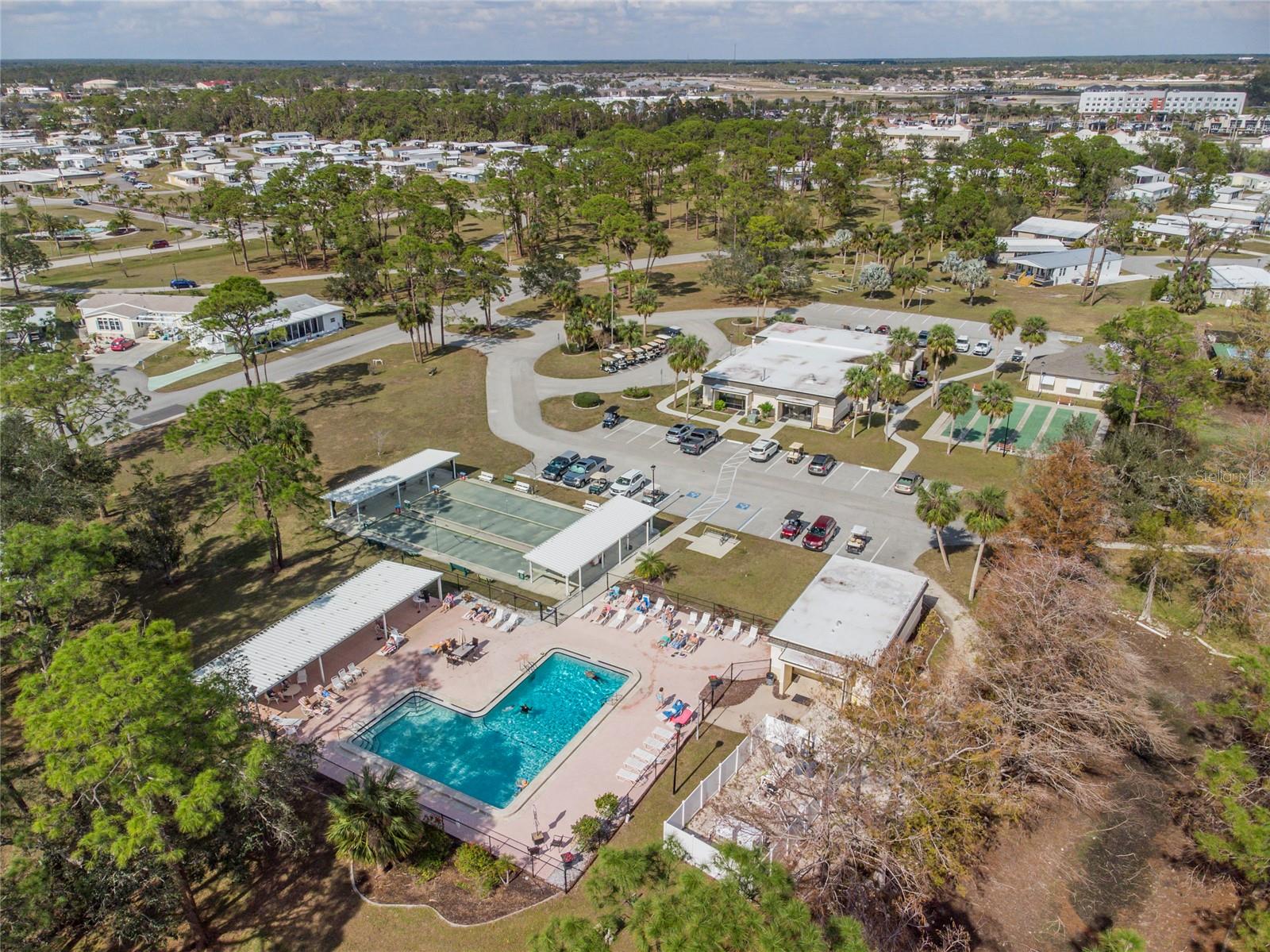 HOLIDAY PARK - Land