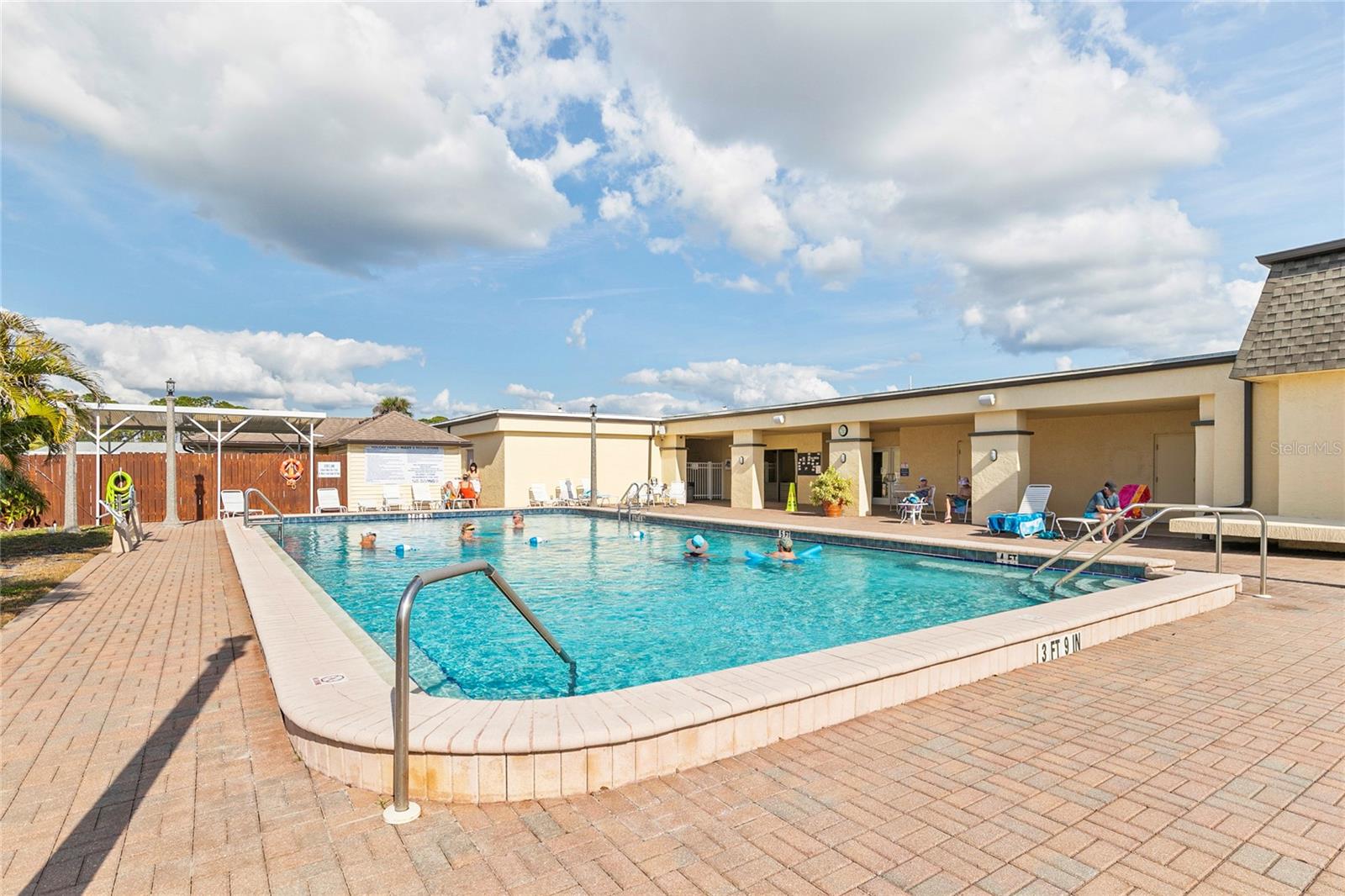 HOLIDAY PARK - Land