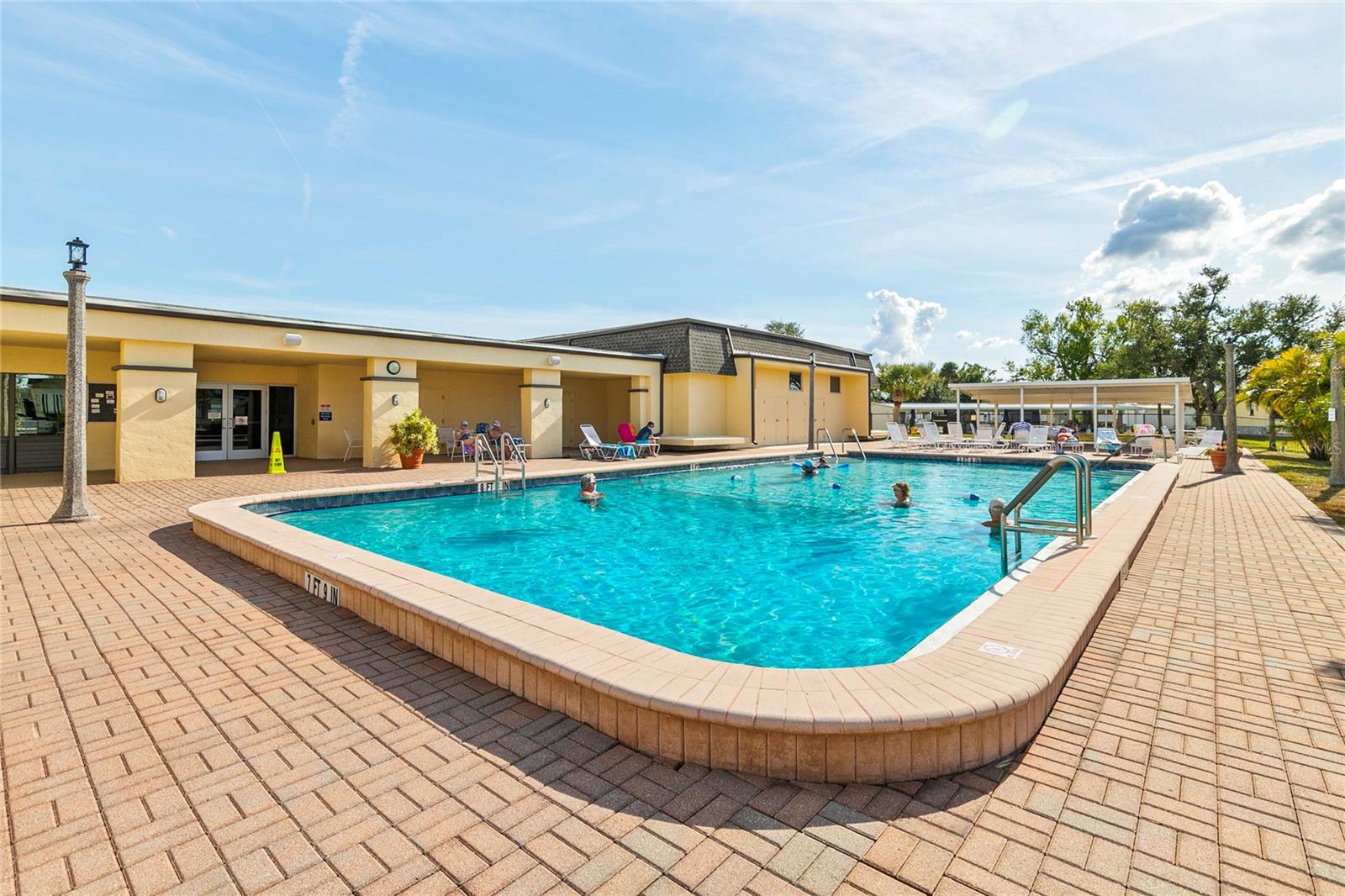 HOLIDAY PARK - Land
