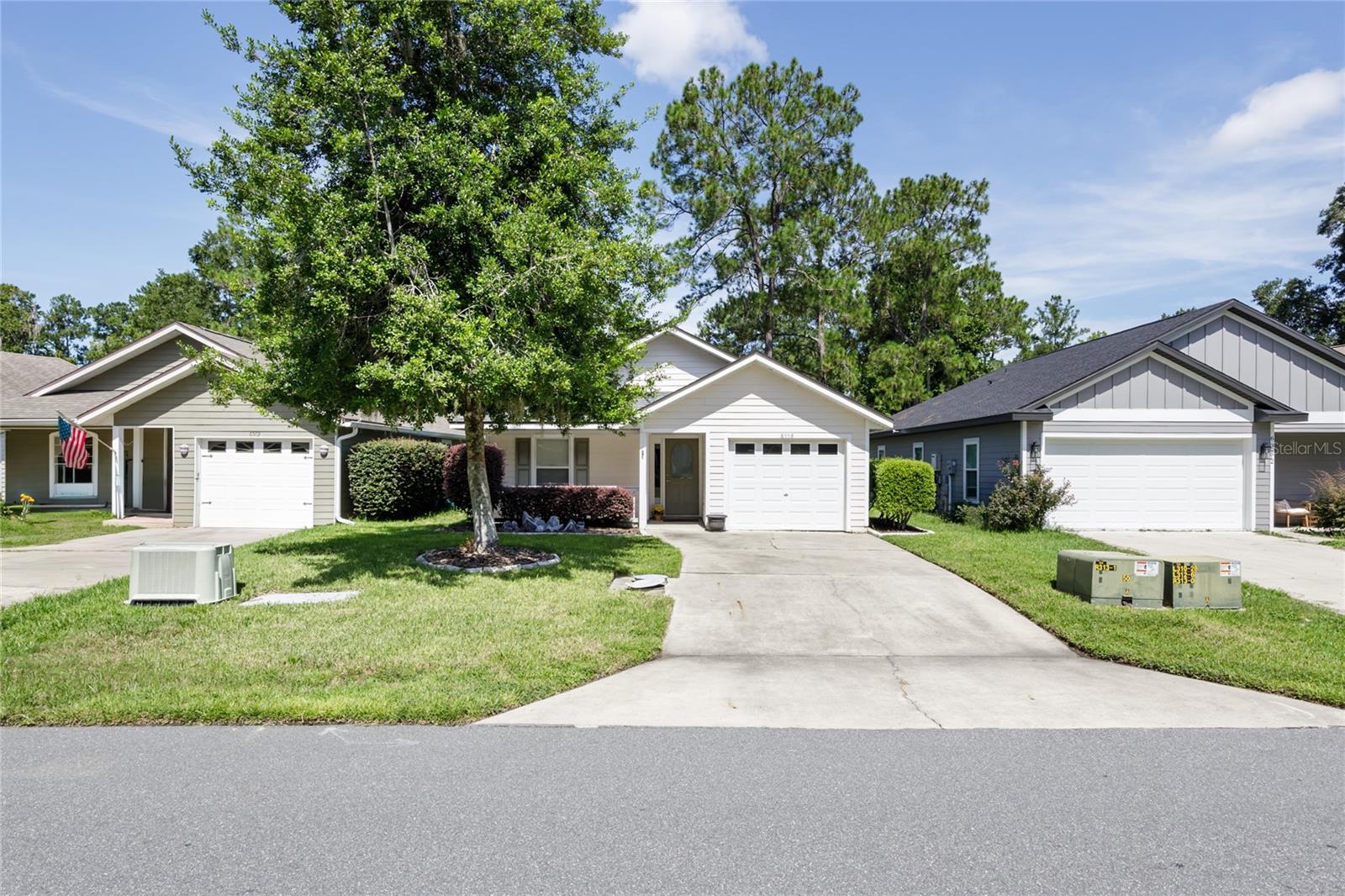 This Turkey Creek home, set on the 9th tee box, offers a spacious 3 bedroom/2 bathroom living area with carpet and tile throughout. Turkey Creek boasts an array of amenities, including tennis and pickleball courts, a playground, a basketball court, and a golf course complete with practice facilities. The community also features a restaurant and a large community pool. Located near Gainesville and Alachua, Turkey Creek offers a peaceful atmosphere with a front gate entrance and a part-time gate attendant. The home’s open and spacious layout allows for easy walking, and you can enjoy the golfers teeing off from the screened-in back porch as they complete the front nine. A single-car garage would be ideal for a car, golf cart, or even as storage. Don’t miss out on this opportunity to experience the charm of Turkey Creek.