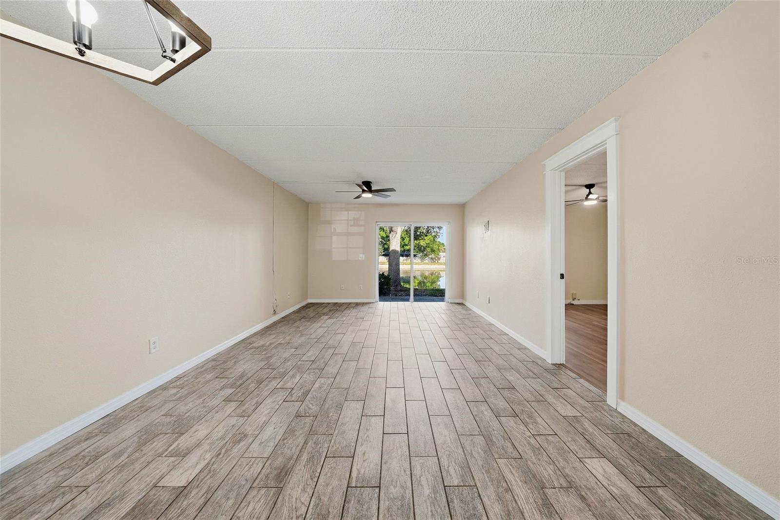 3821 N OAK DRIVE J21