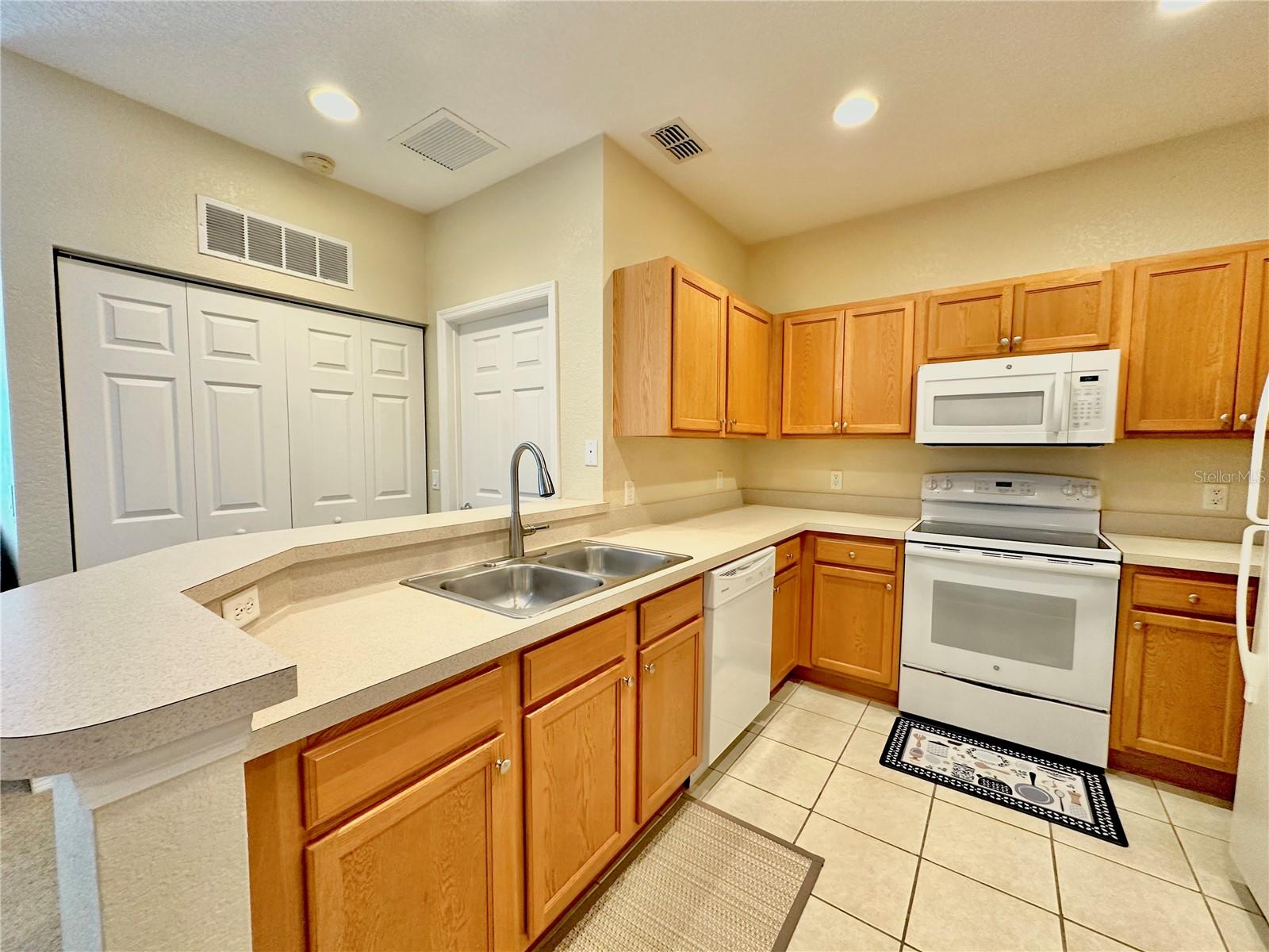 THE ESTATES AT PARK CENTRAL CONDOMINIUM - Residential
