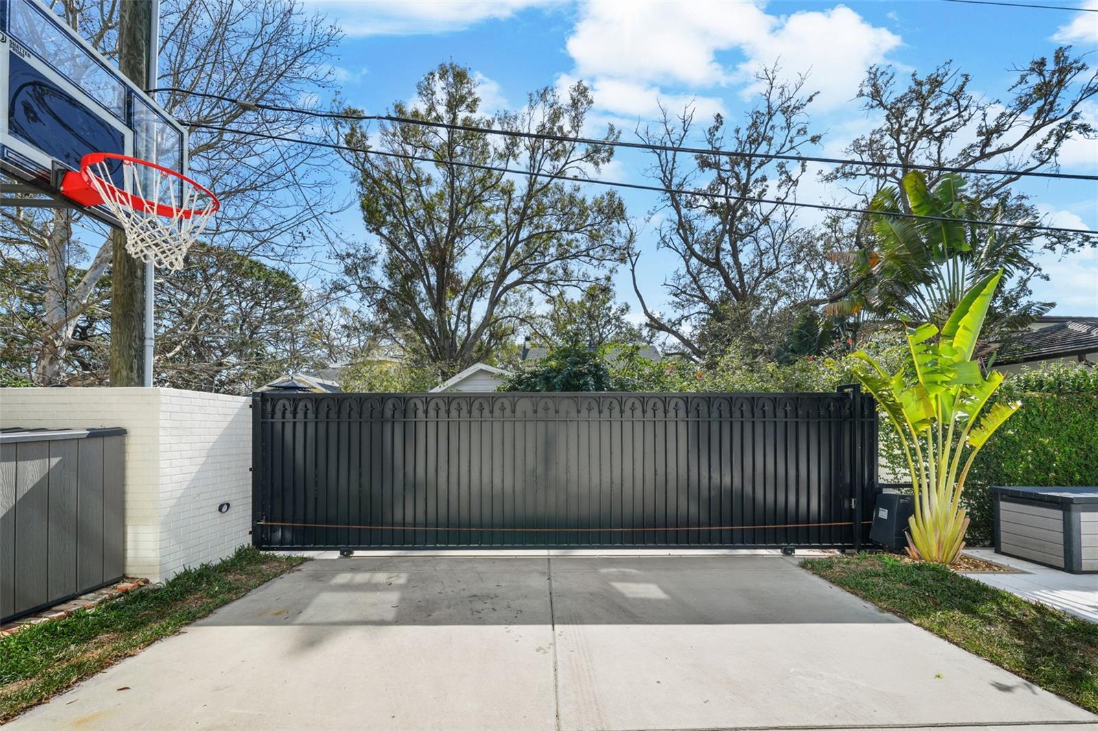 NEW SUBURB BEAUTIFUL - Residential