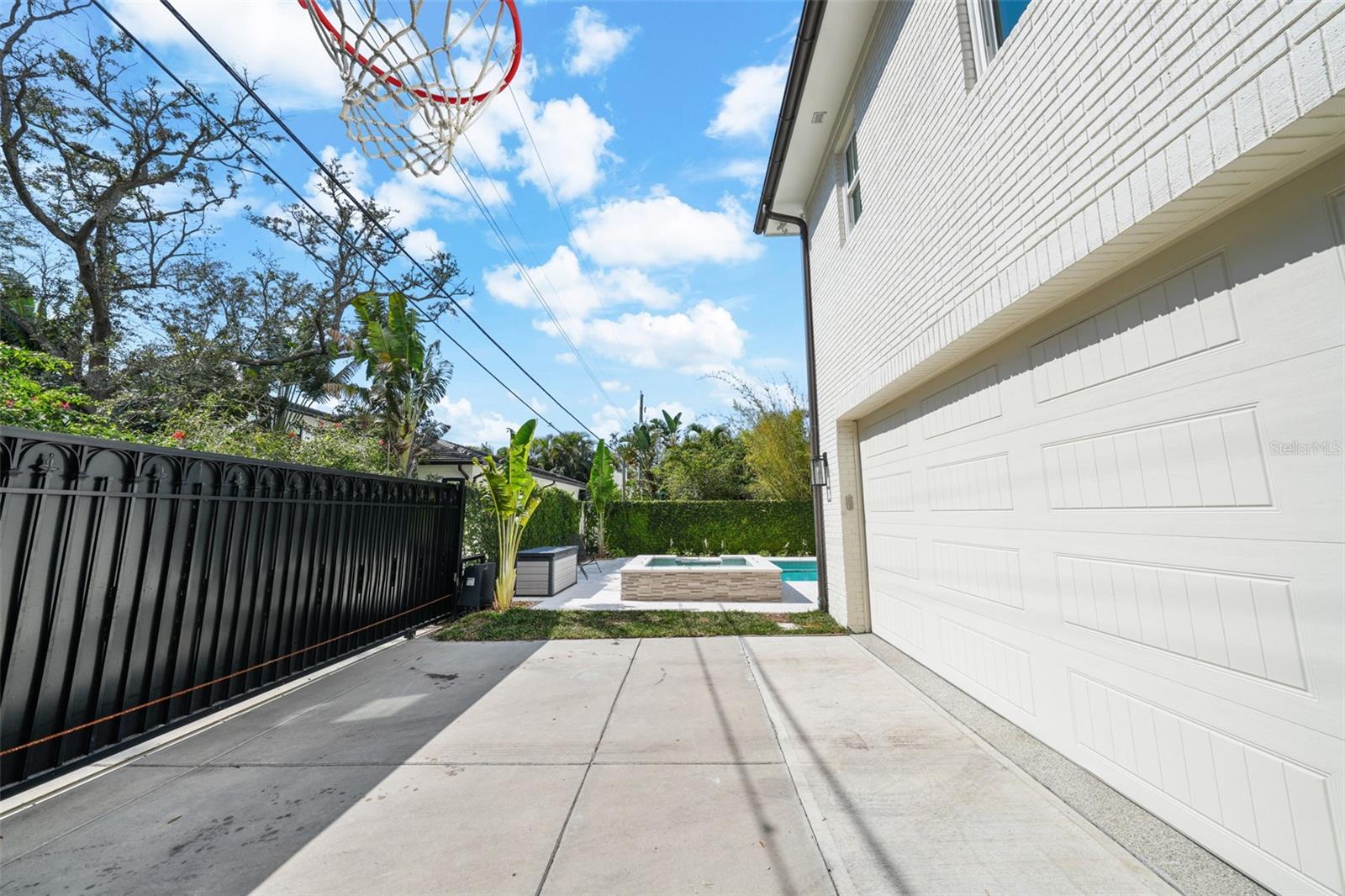 NEW SUBURB BEAUTIFUL - Residential