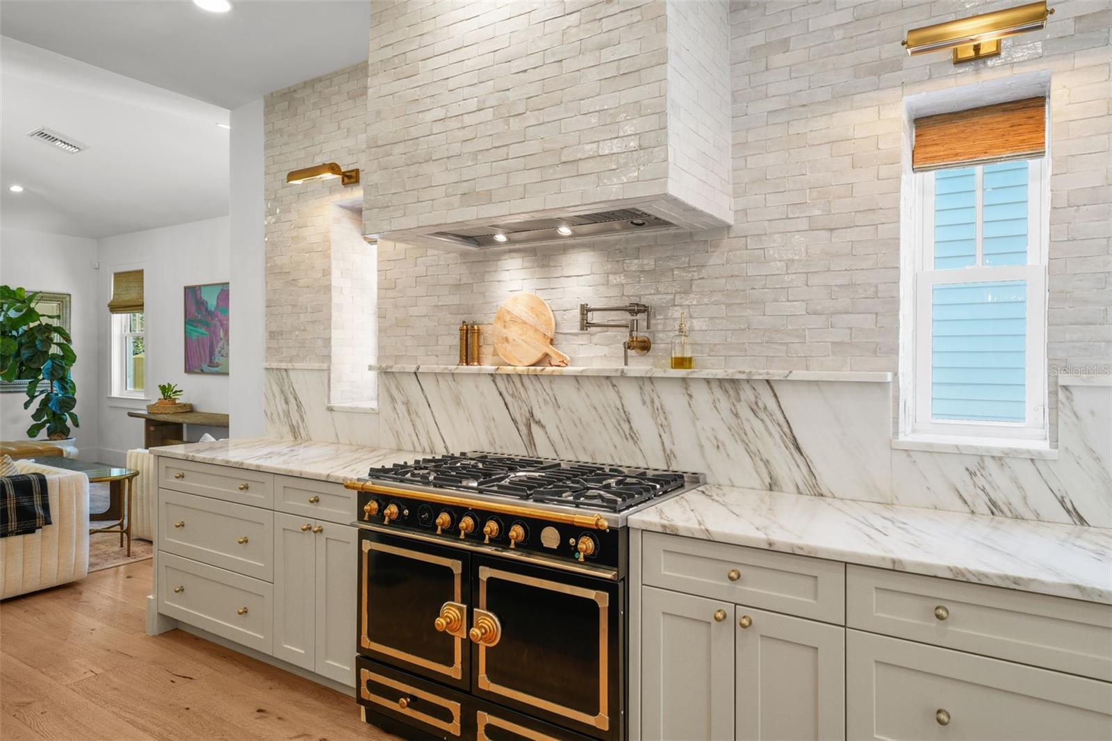 NEW SUBURB BEAUTIFUL - Residential