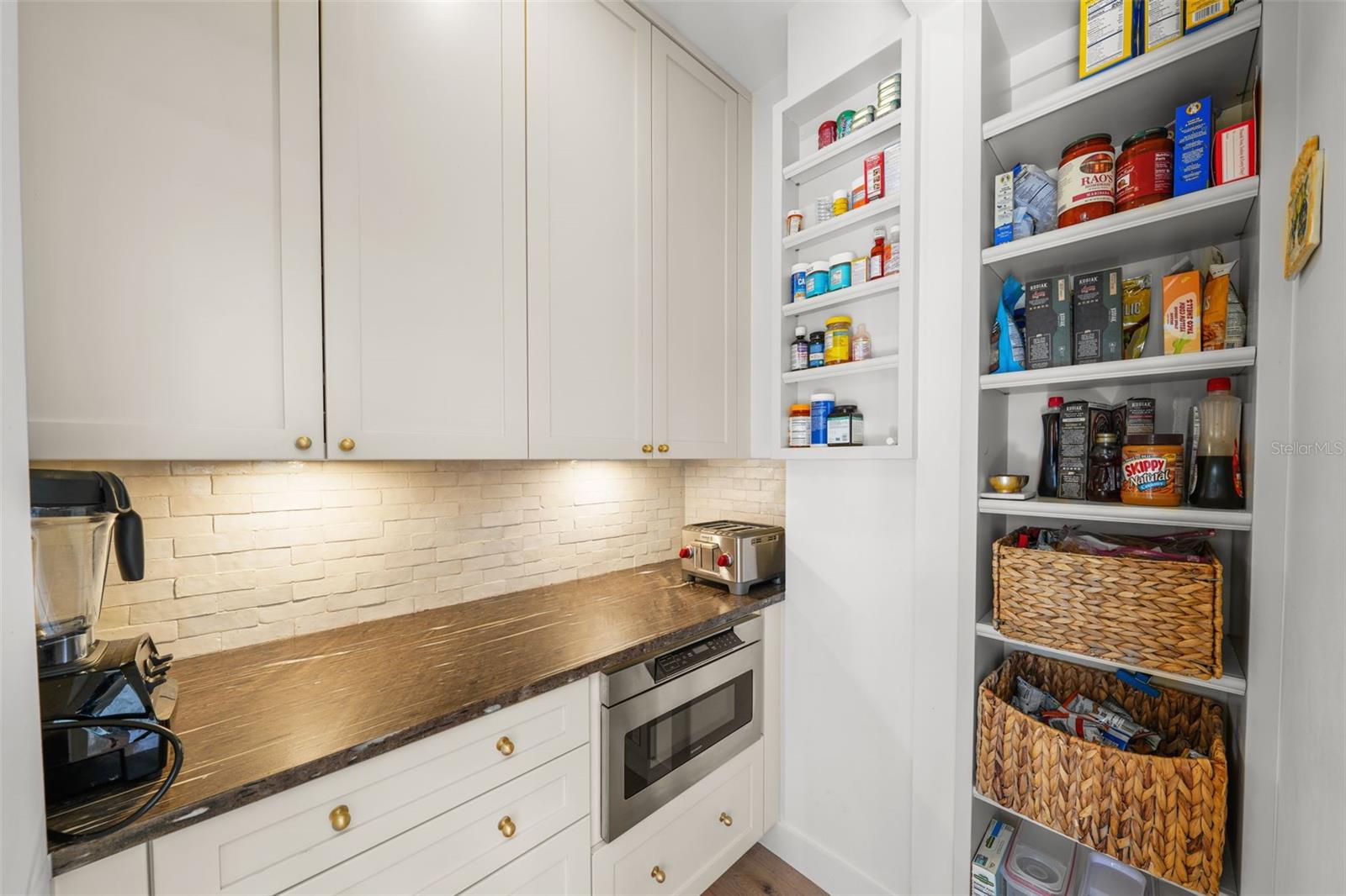 NEW SUBURB BEAUTIFUL - Residential