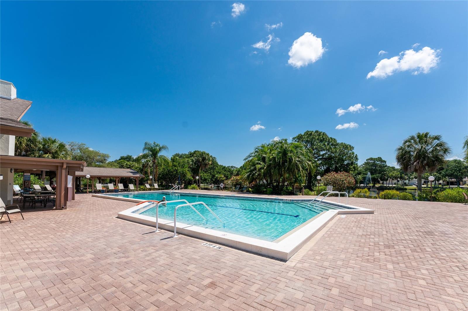 533 FOXWOOD BOULEVARD