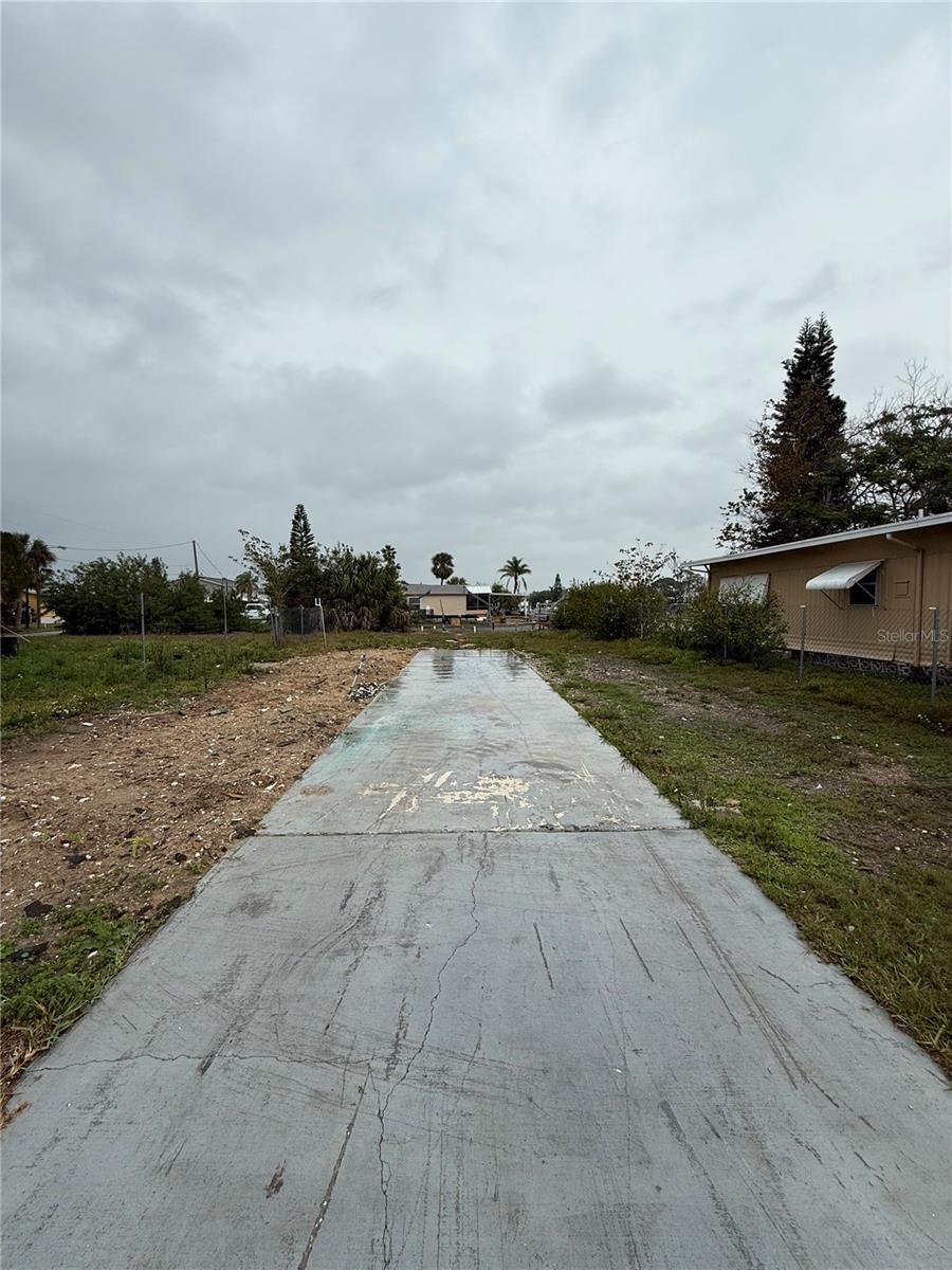 Prime Location! This vacant lot sits on a deepwater canal with direct access to the Gulf of Mexico, offering the perfect setting for waterfront living. Conveniently located near major roads, beaches, restaurants, and shopping, this property provides both accessibility and coastal charm.
Located in Signal Cove, residents have the option to join the recreational center/clubhouse, which hosts various activities. HOA Membership is optional, with an additional fee for boat ramp access. Don’t miss this opportunity to build your dream waterfront retreat!