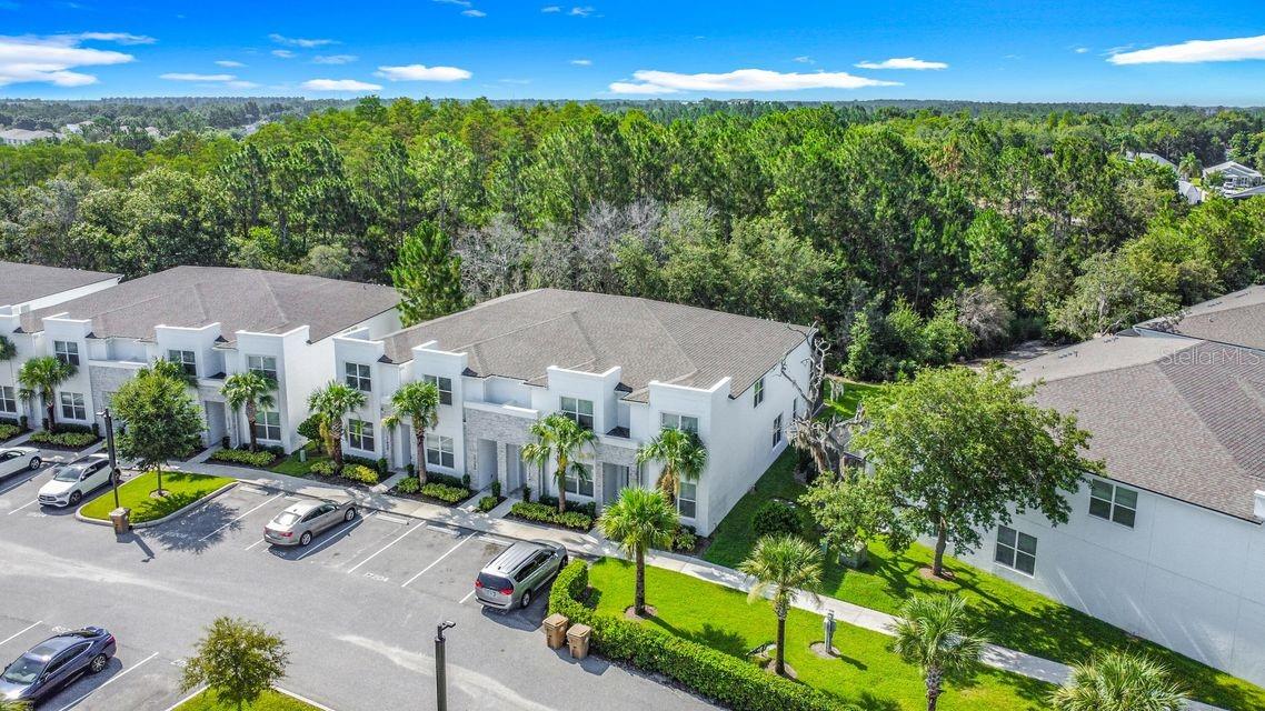 Your new furnished home is waiting for you in Clermont! We offer you an excellent property built in 2022 that adapts to your needs, whether you're looking for immediate comfort or prefer to personalize your space: 3 spacious and comfortable bedrooms. 3 full bathrooms for your convenience. Located in a peaceful, family-friendly neighborhood, perfect for enjoying peace and security. Beautiful green areas and spaces perfect for walking and relaxing. This property is fully furnished and ready to move in, but if you prefer to bring your own furniture, it is also available to rent unfurnished for $2,600 per month.