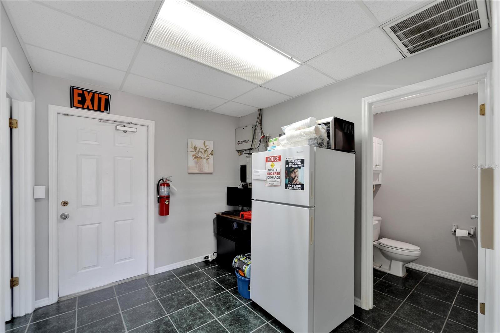 THOMAS WAYNE SUB - Commercial Lease